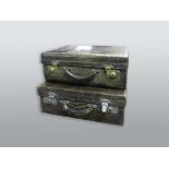 Zwei ReisekofferZwei Koffer aus Rindsleder mit Krokodilprägung. Altersbedingter Zusta