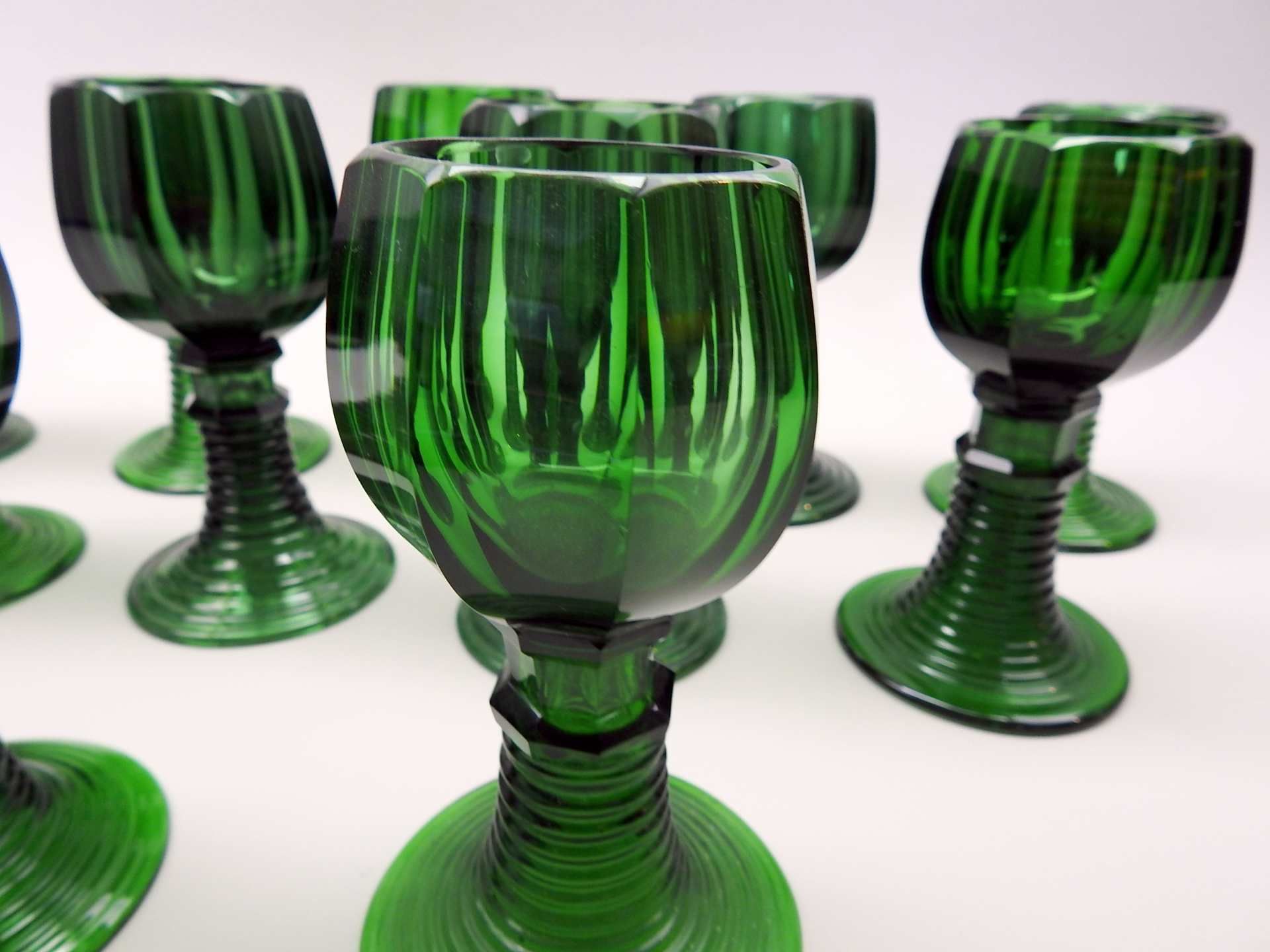 Elf WeinrömerSmaragdgrünes Glas. Nach unten offener, gerippter Fuß, bzw. Schaft auf - Image 2 of 3