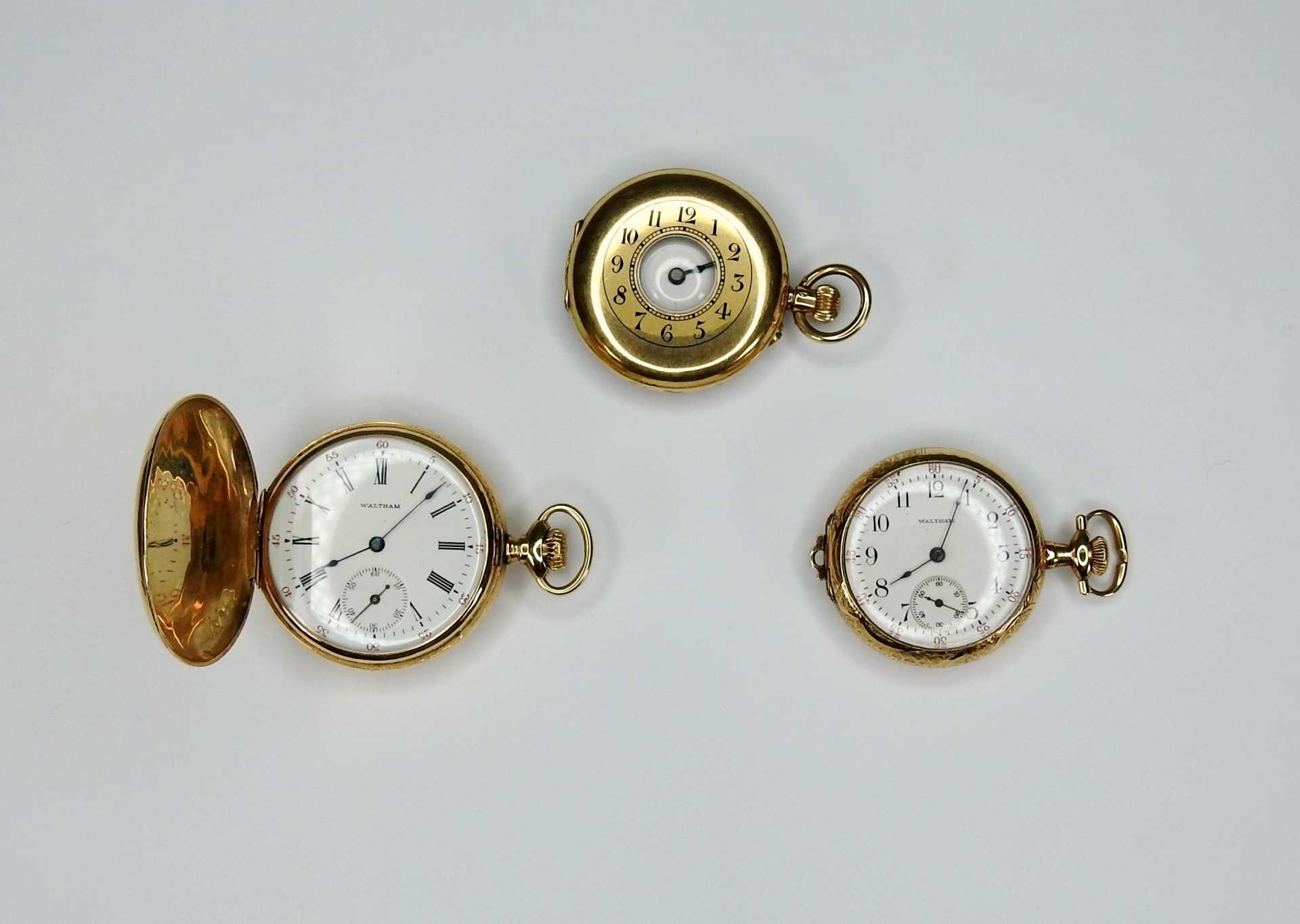 Konvolut von kleinen TaschenuhrenDas Konvolut besteht aus 3 Savonette-Uhren: 1 kleine