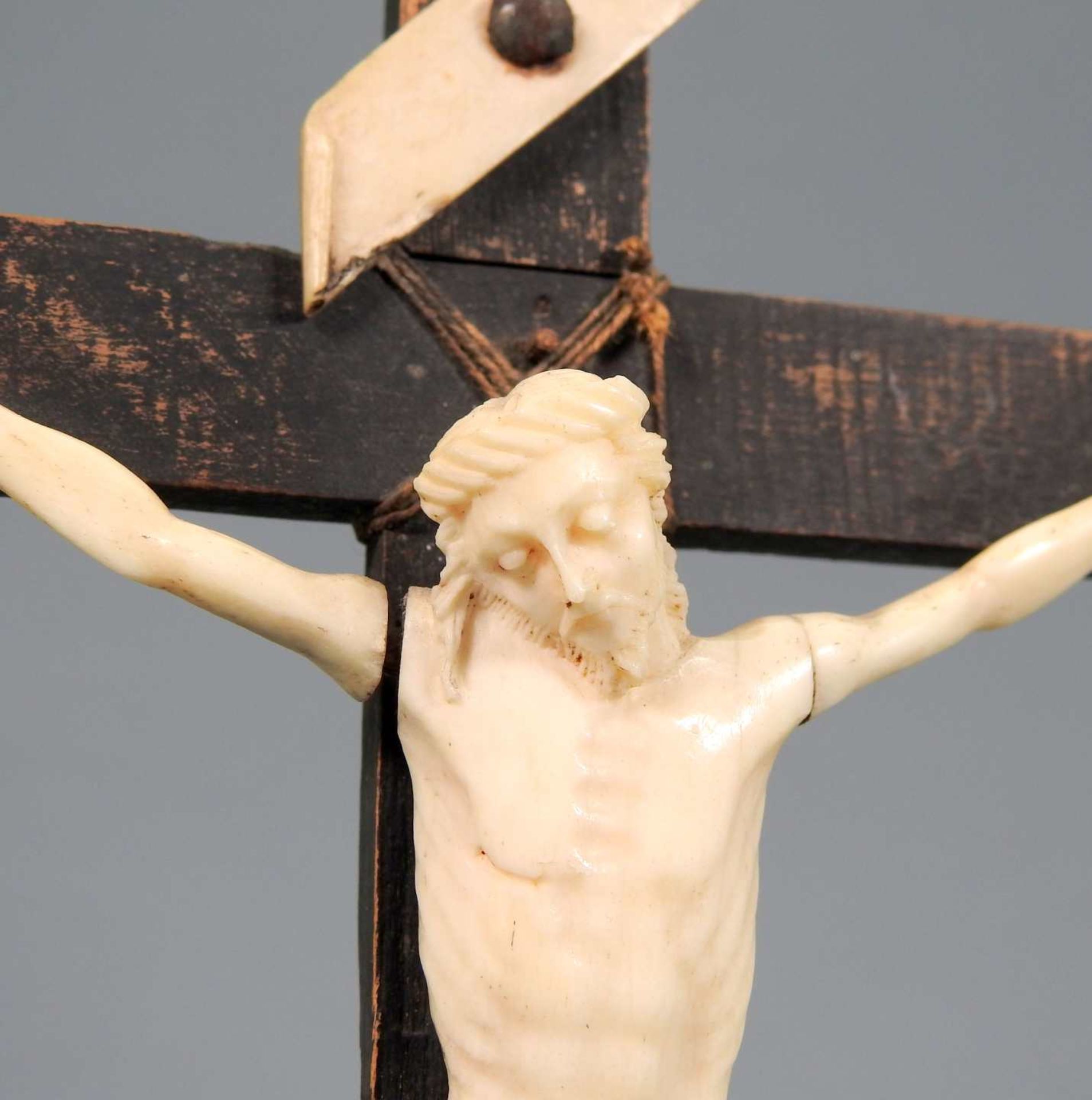 Christus am KreuzBein/Holz. Corpus Christi am Kreuz auf einem Podest. Vollplastischer - Bild 7 aus 7