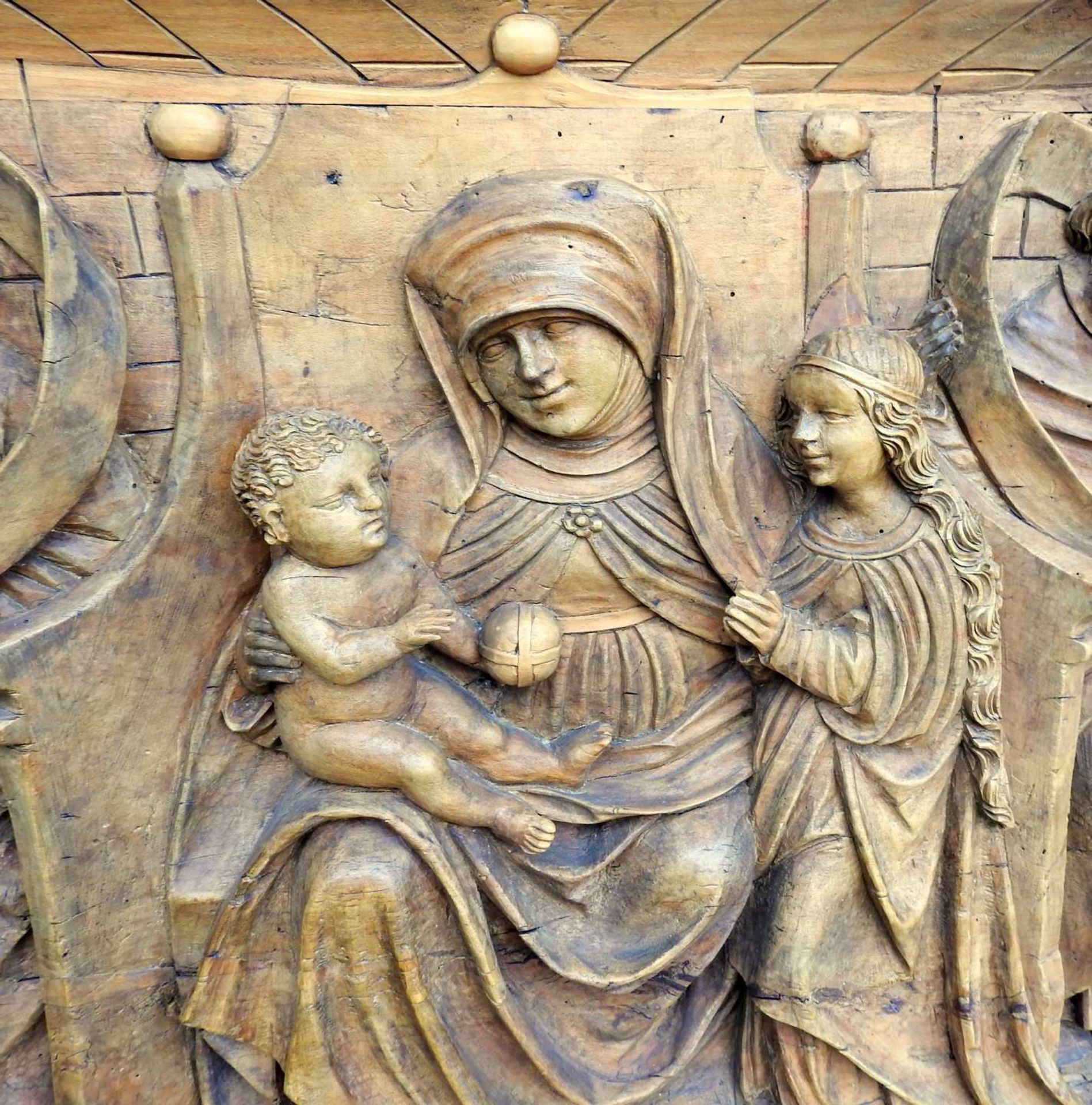 Gotisches Anna Selbdritt ReliefHolz, geschnitzt. Dieses Relief mit angedeutetem perspe - Image 2 of 5