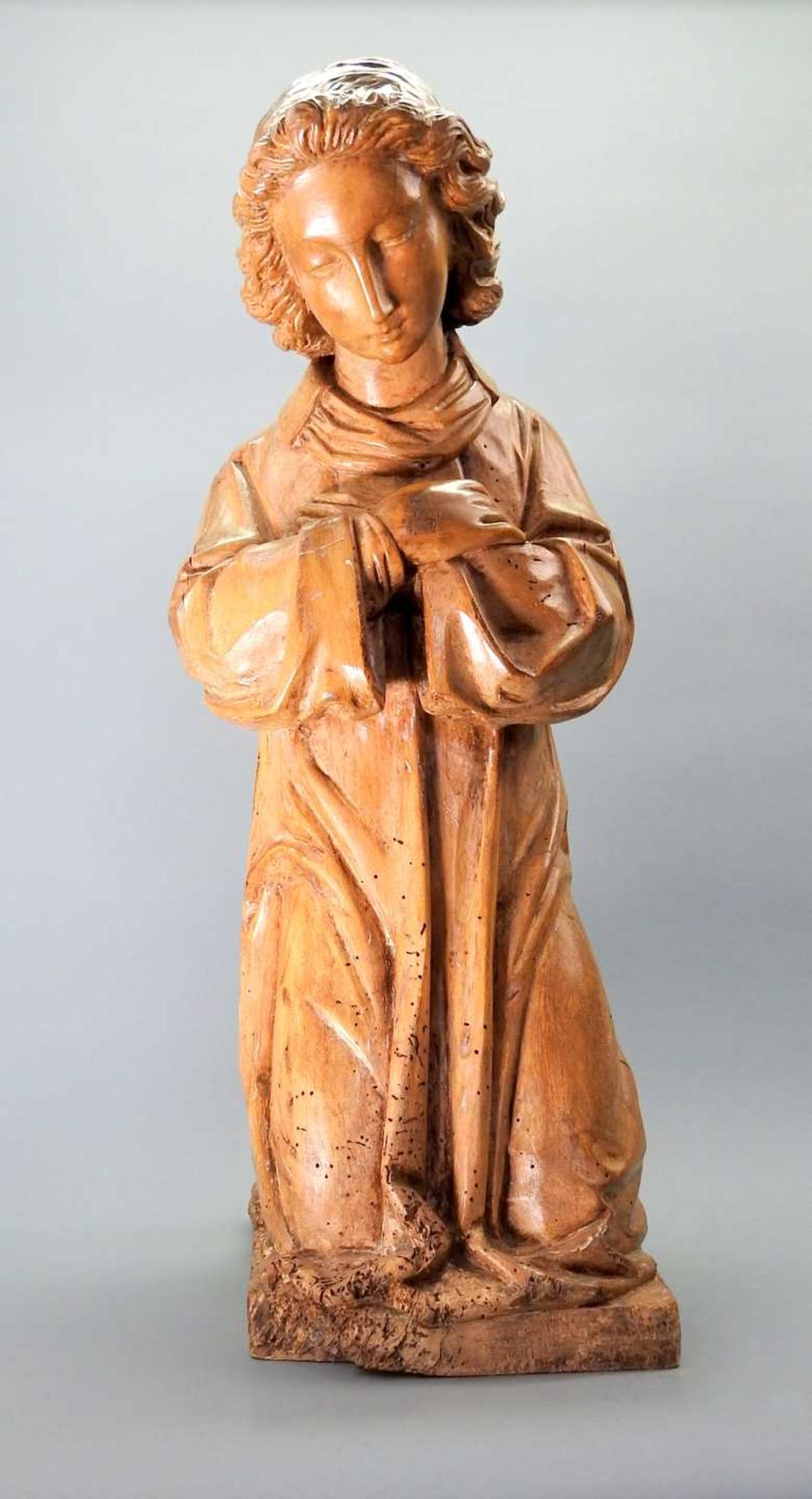 Kniende HeiligenfigurHolz, handgeschnitzt. Eine trauernde Heiligenfigur in gebeugter, - Bild 6 aus 6