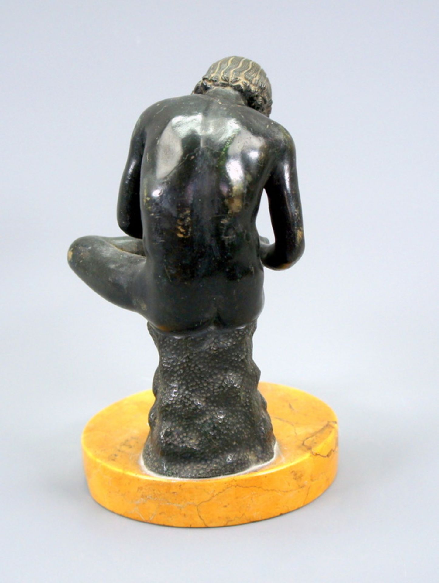 Sitzender Jüngling Bronze, schwarz patiniert, auf rundem Marmorsockel montiert. Auf e - Bild 2 aus 2