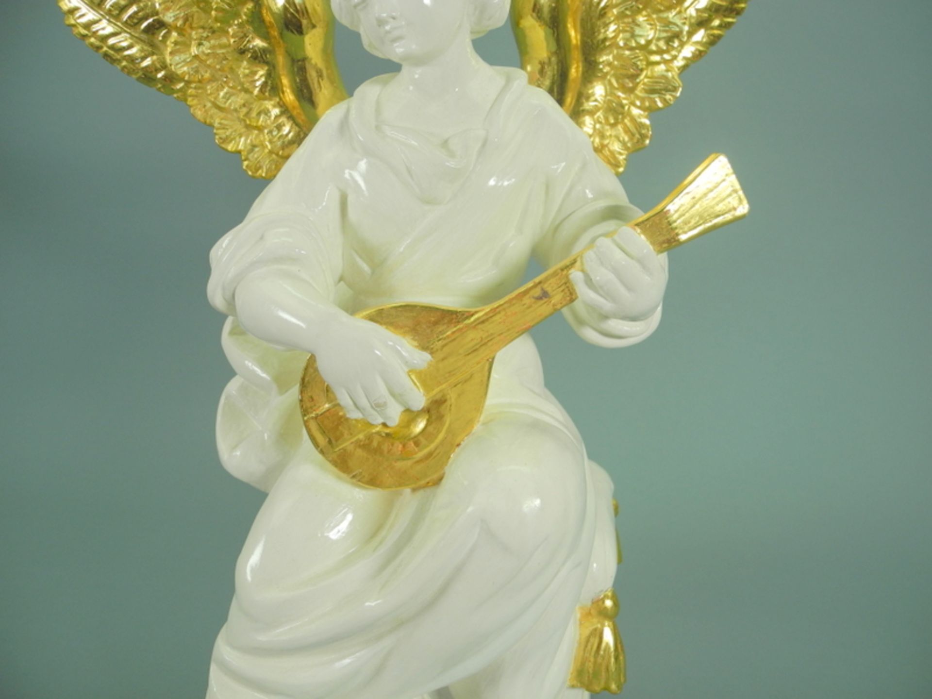 Albl, Spielender Engel Holz geschnitzt, weiß und gold gefasst. Am Boden mit dem Stemp - Image 5 of 6