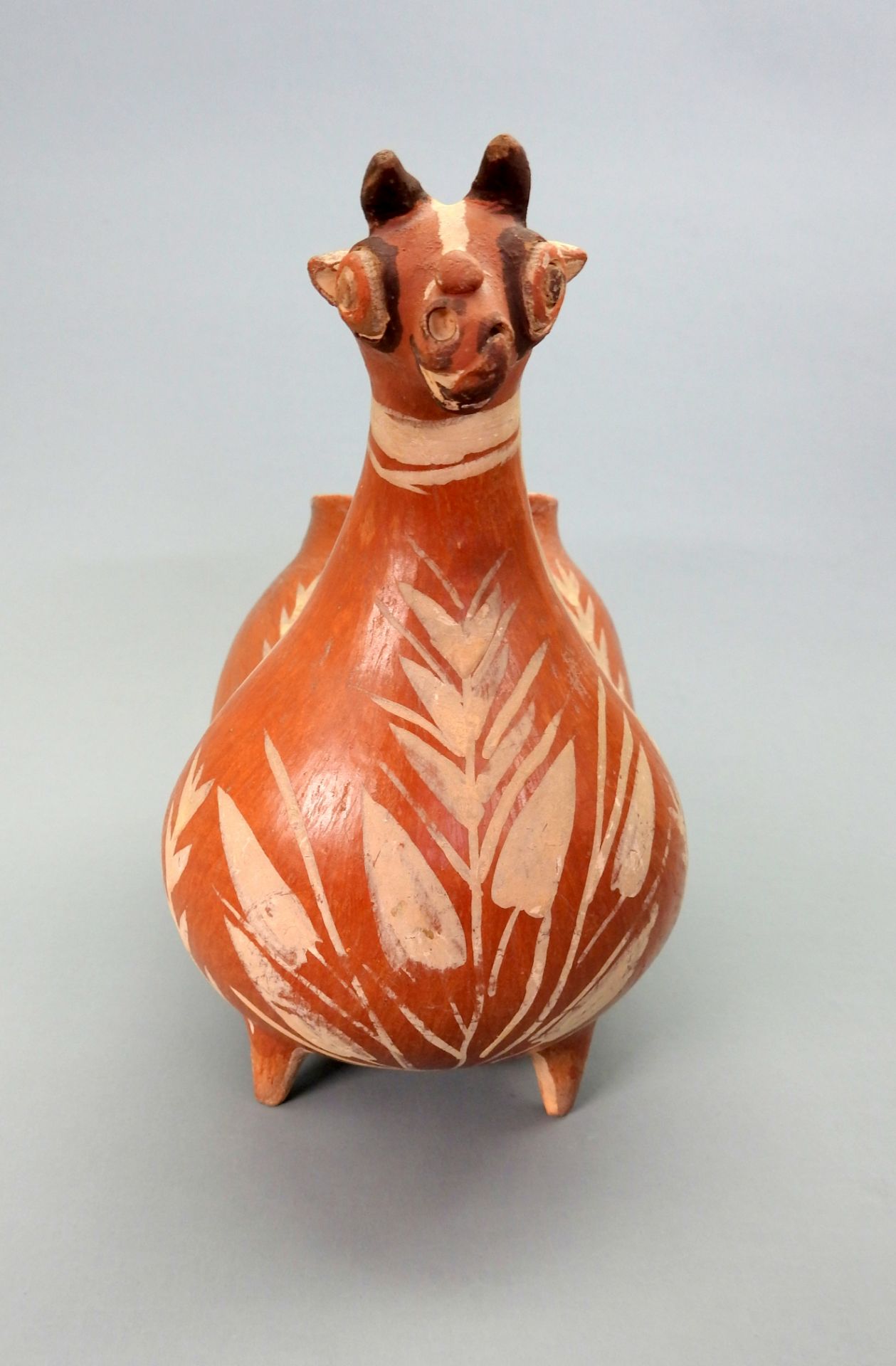 Südamerikanisches Trinkgefäß Keramik, handbemalt. Ein Trinkgefäß in Form eines Fa - Image 2 of 5