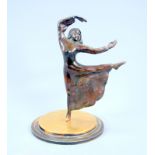 Tänzerin im langem Kleid Bronze, dunkelbraun patiniert. Auf einem Bein stehende Tanzf