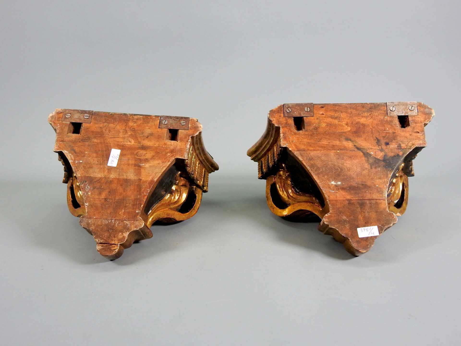 Paar Konsolen mit Cherubköpfen Holz geschnitzt und farbig gefasst. Paar volutenverzie - Image 9 of 9