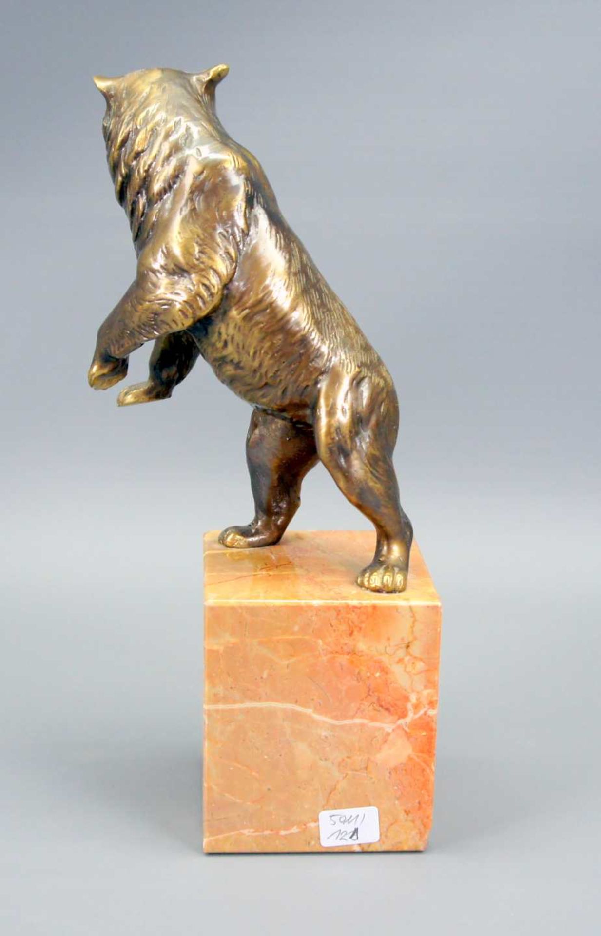 Stehender Bär Bronze, goldfarben patiniert, auf rechteckigem Sockel stehend. Bronzegu - Image 2 of 2