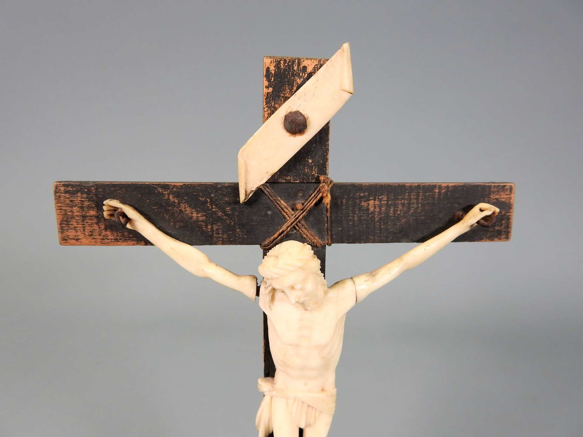 Christus am Kreuz Bein/Holz. Corpus Christi am Kreuz auf einem Podest. Vollplastischer - Image 6 of 7
