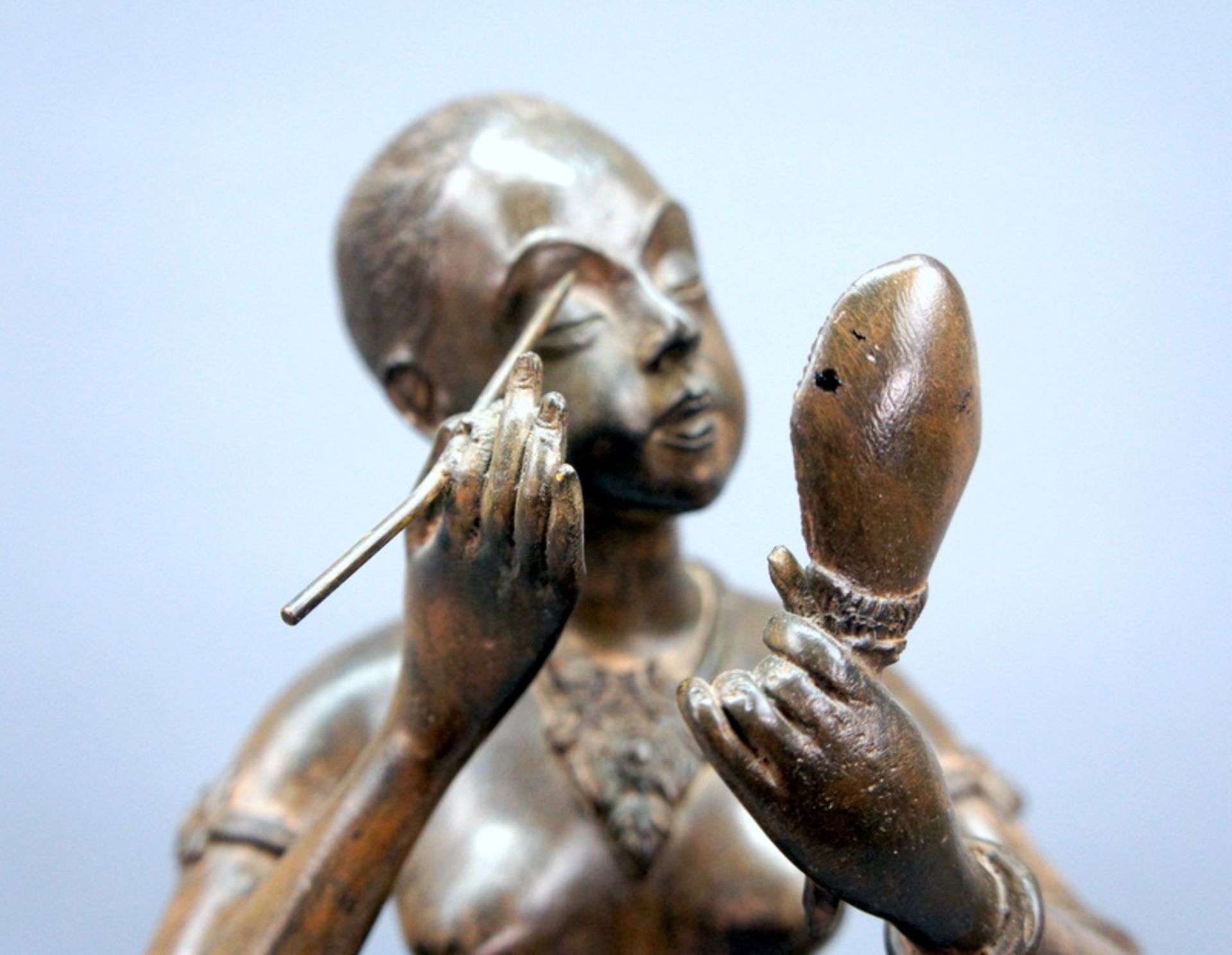 Sich schminkende Schönheit Verlorener Bronze-Guss, sich schminkende, nackte Frau mit - Bild 2 aus 3