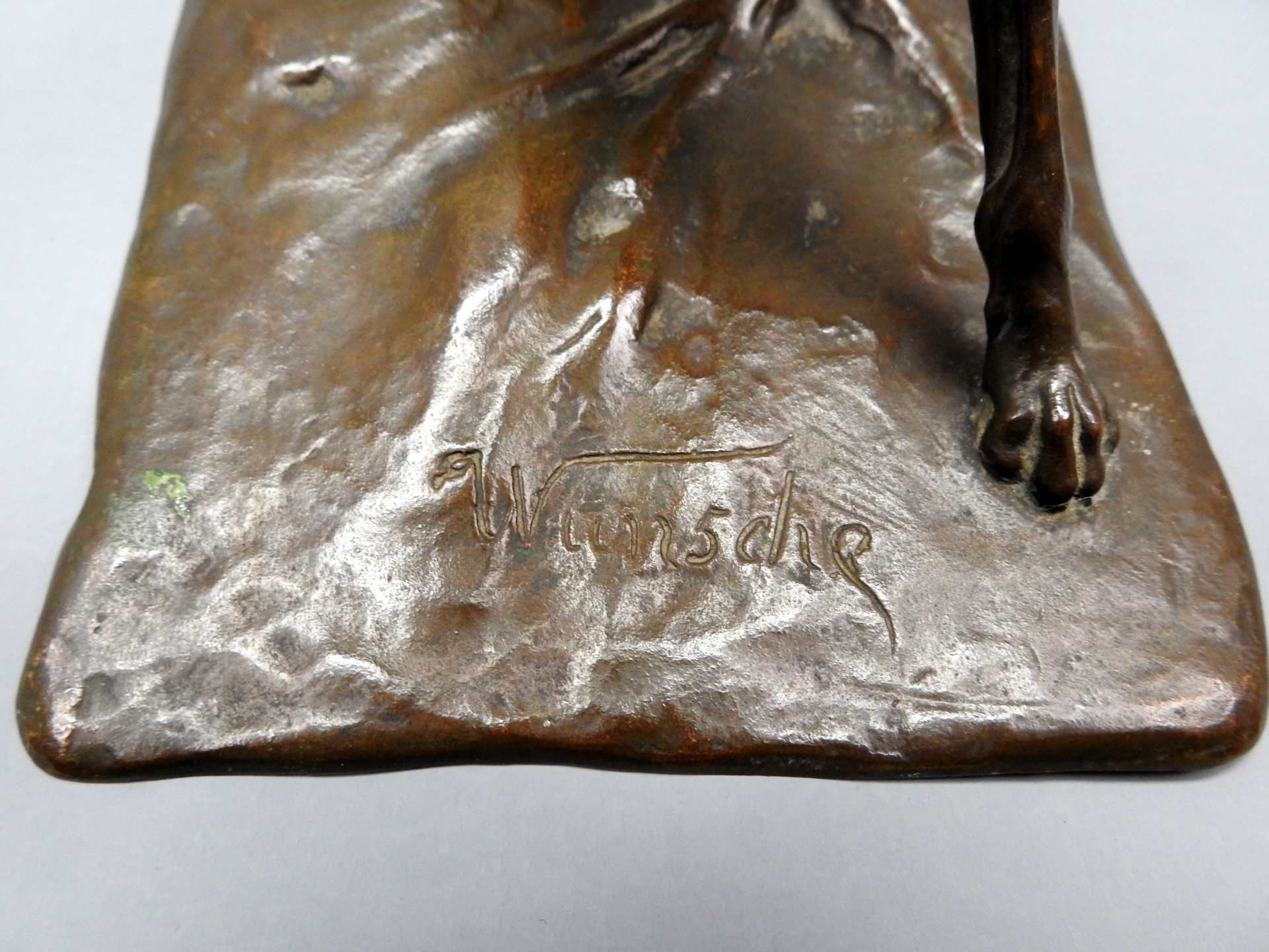 Emil Wünsche, 1864 Greiffenberg - 1938 Rottach Bronze, dunkel patiniert. Jagdhund mit - Image 6 of 8