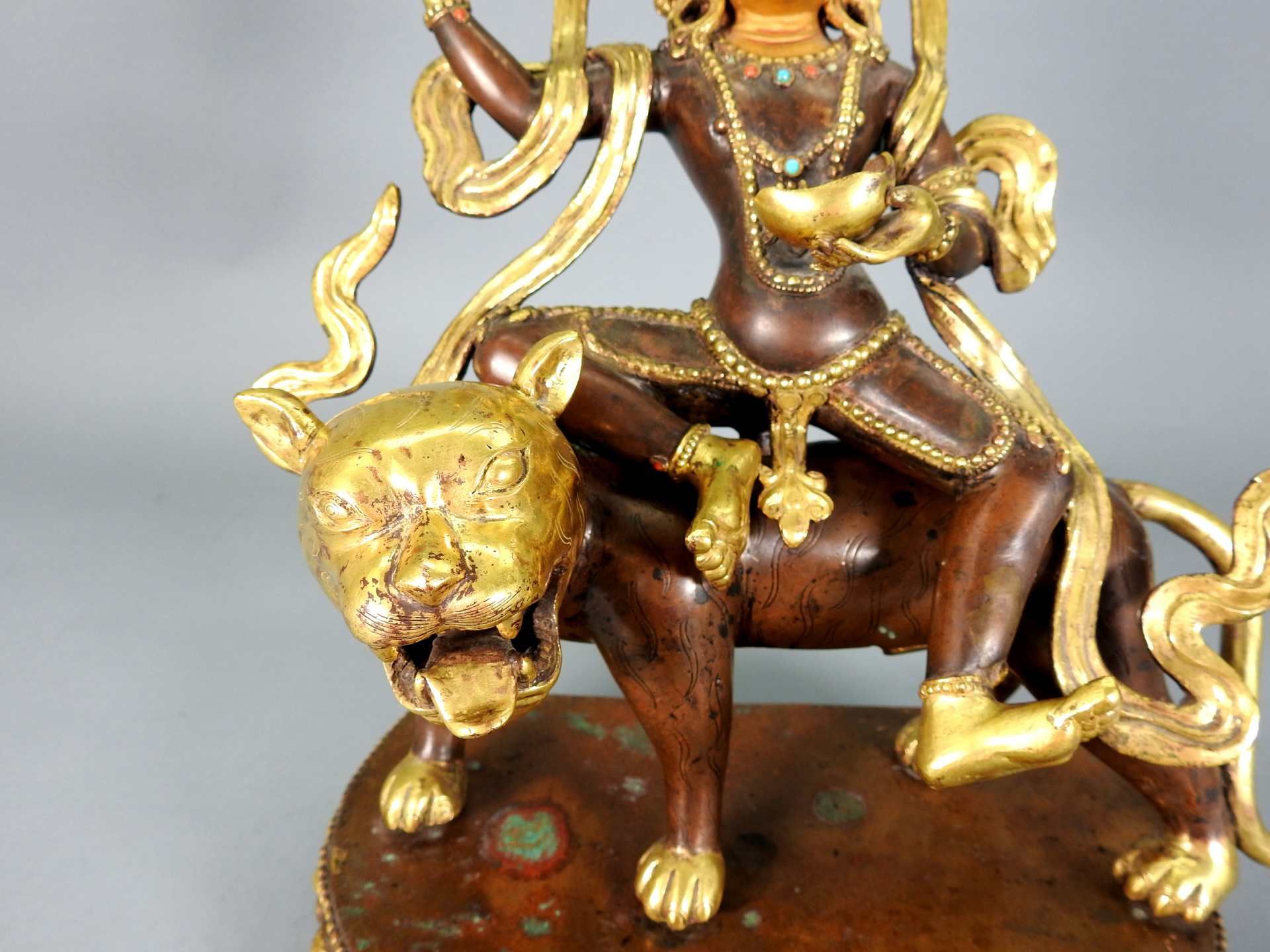 Buddhistische Gottheit Bronze, teils farbig gefasst, mit Emaillearbeiten versehen. Got - Bild 3 aus 8
