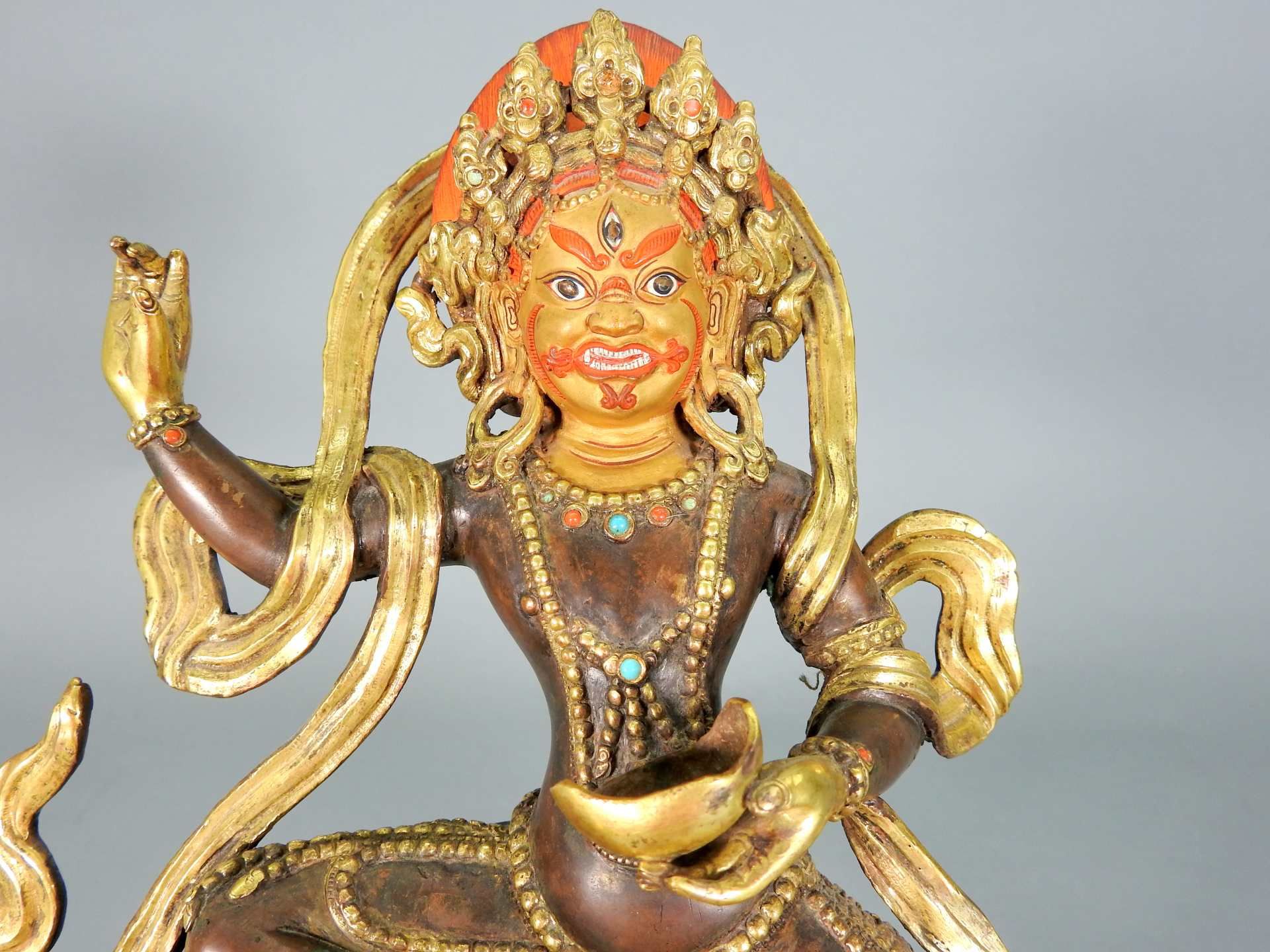 Buddhistische Gottheit Bronze, teils farbig gefasst, mit Emaillearbeiten versehen. Got - Bild 2 aus 8