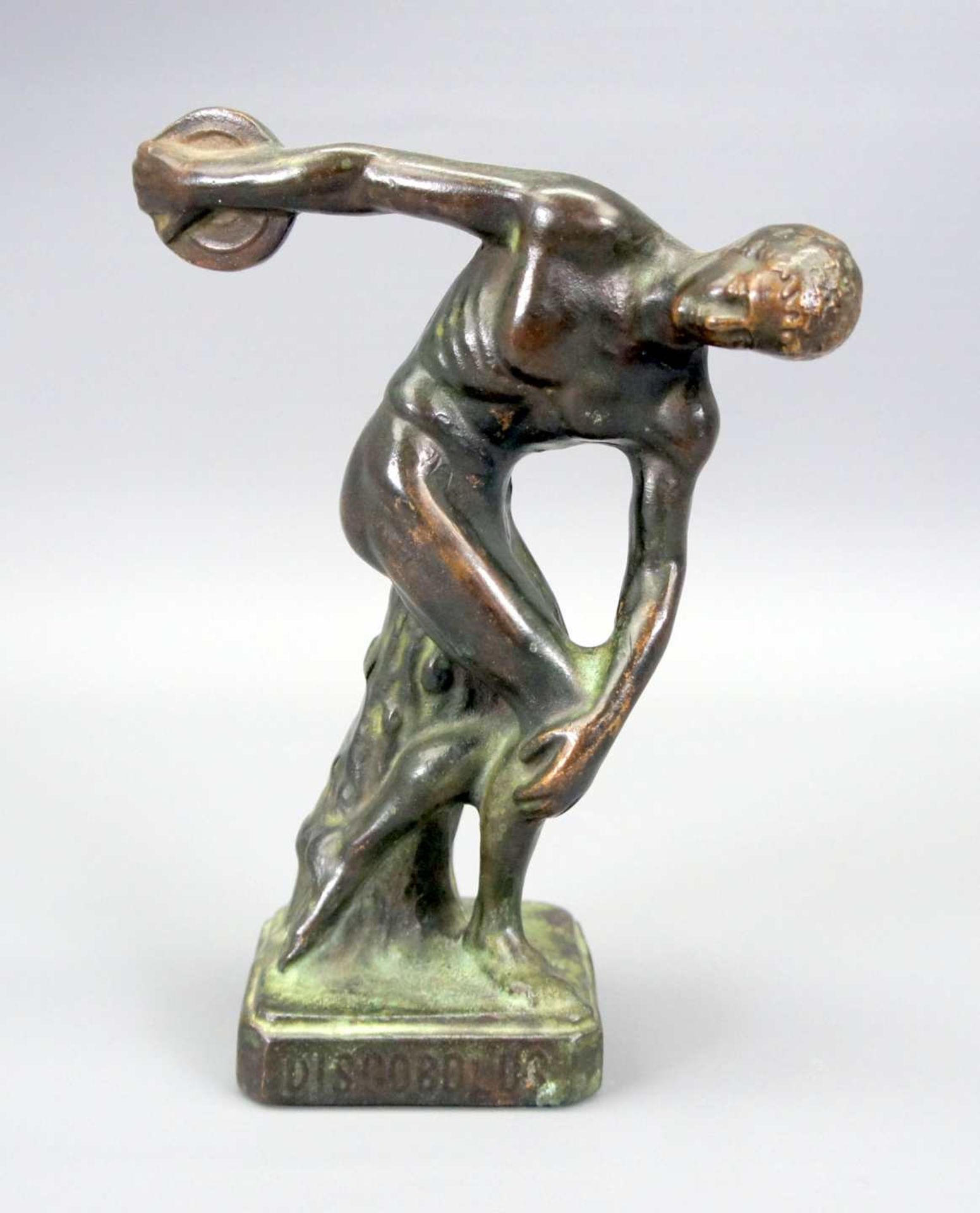 Diskobolos Bronze, goldbraun und grün patiniert. Nackter Athlet mit Diskus in der Han