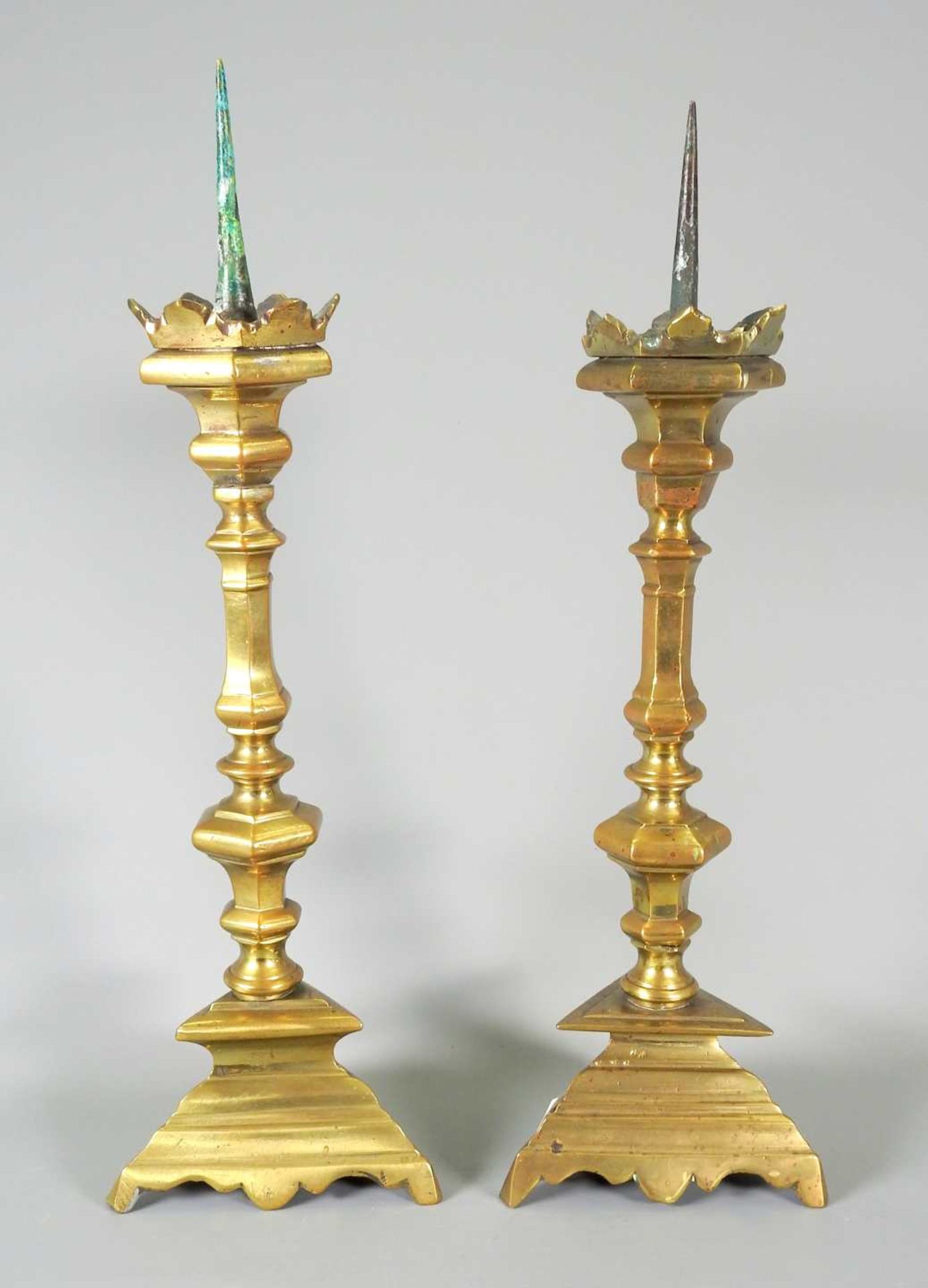 Paar Messingkerzenständer Messing. 1-flammige Kerzenständer mit schlank gegliedertem