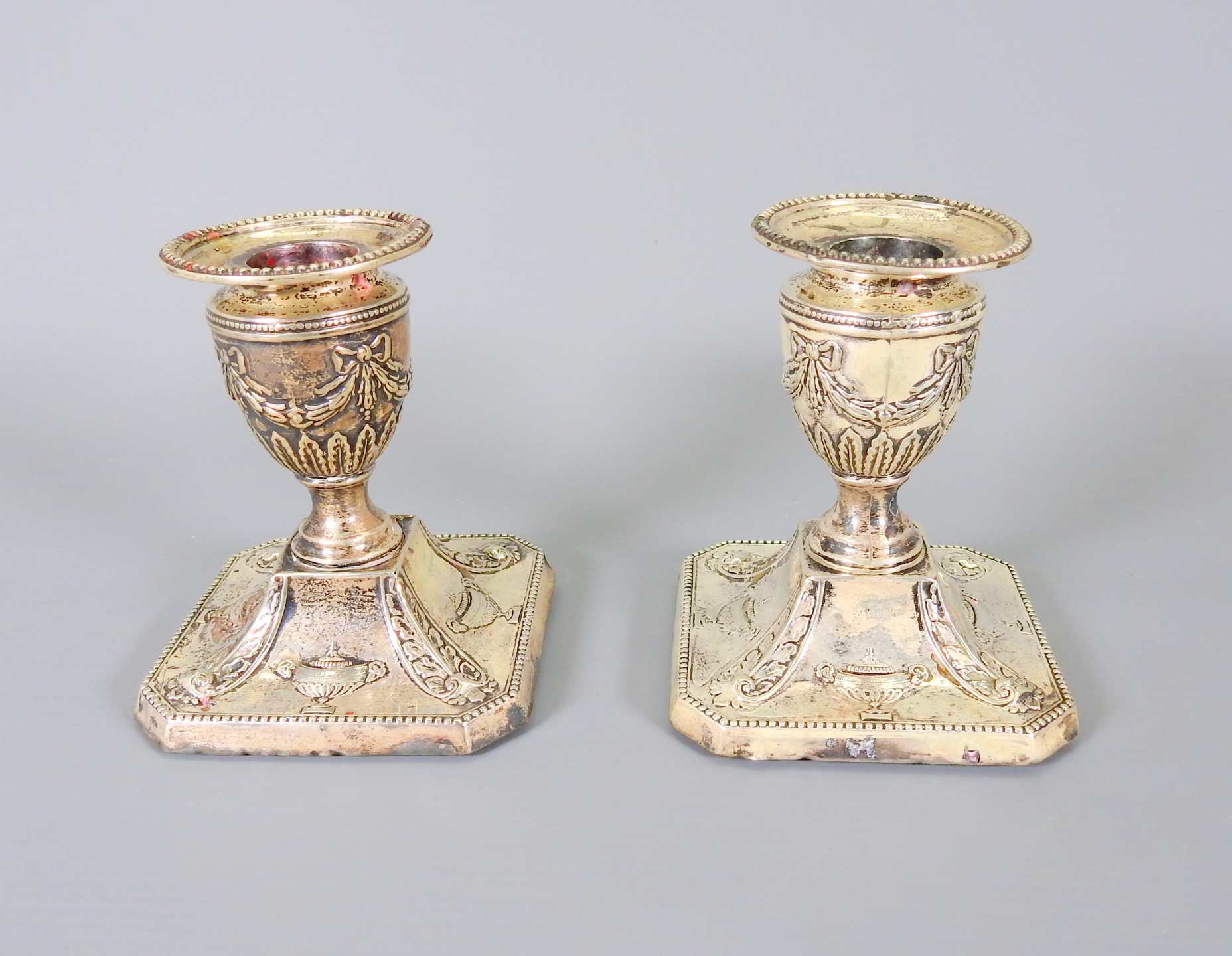 Paar prächtige Kerzenständer Silber Sterling weighted, am unteren Rand mit schreiten
