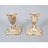 Paar prächtige Kerzenständer Silber Sterling weighted, am unteren Rand mit schreiten