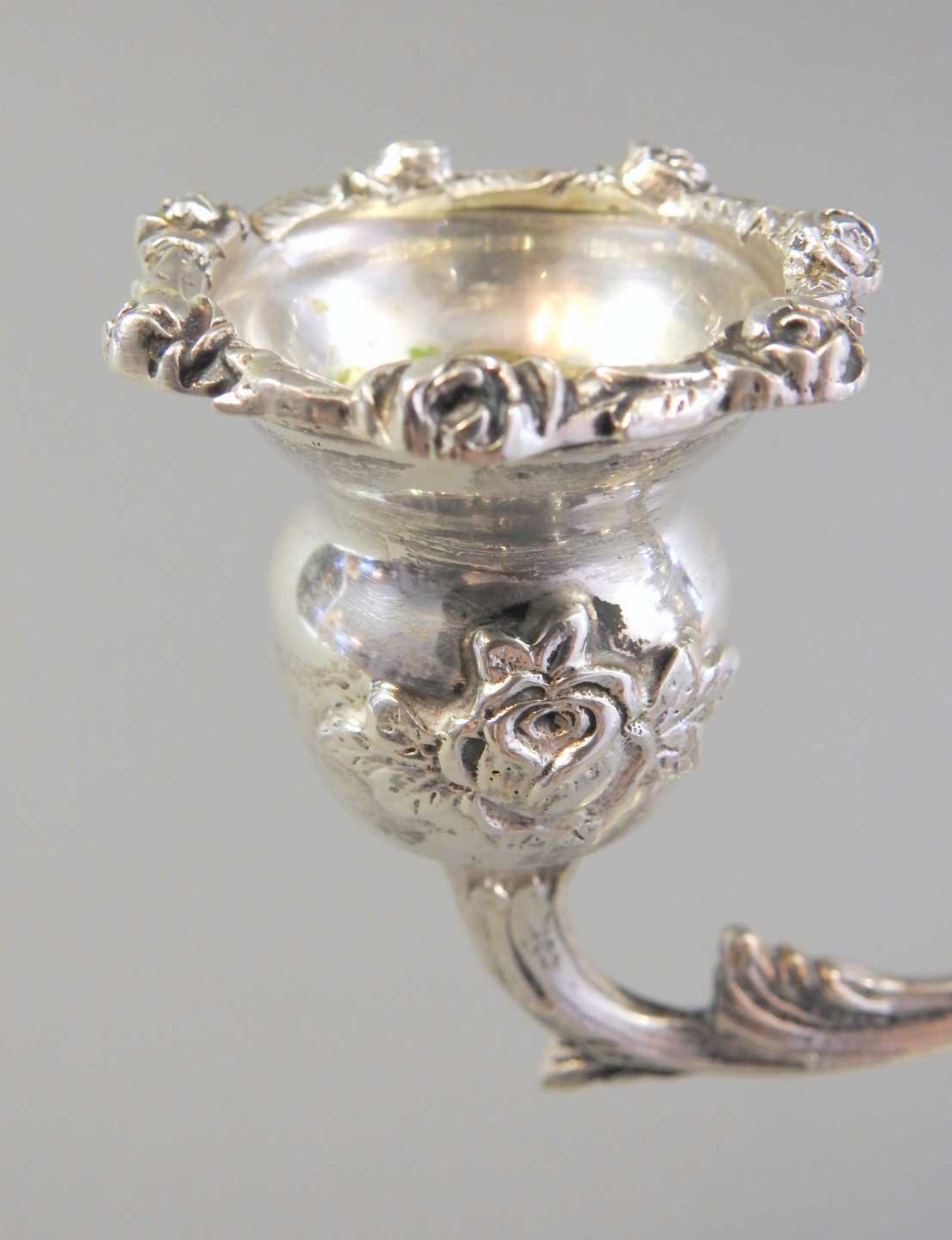 Prunkvoller Kerzenständer Silber 835, am Fuß mit Feingehaltsstempel versehen. 3-lich - Bild 5 aus 7