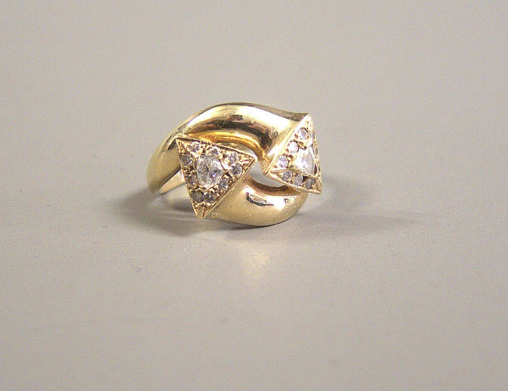 Außergewöhnlicher Damenring 14 K Gold, gestempelt. Interessanter Ring in Form von 2