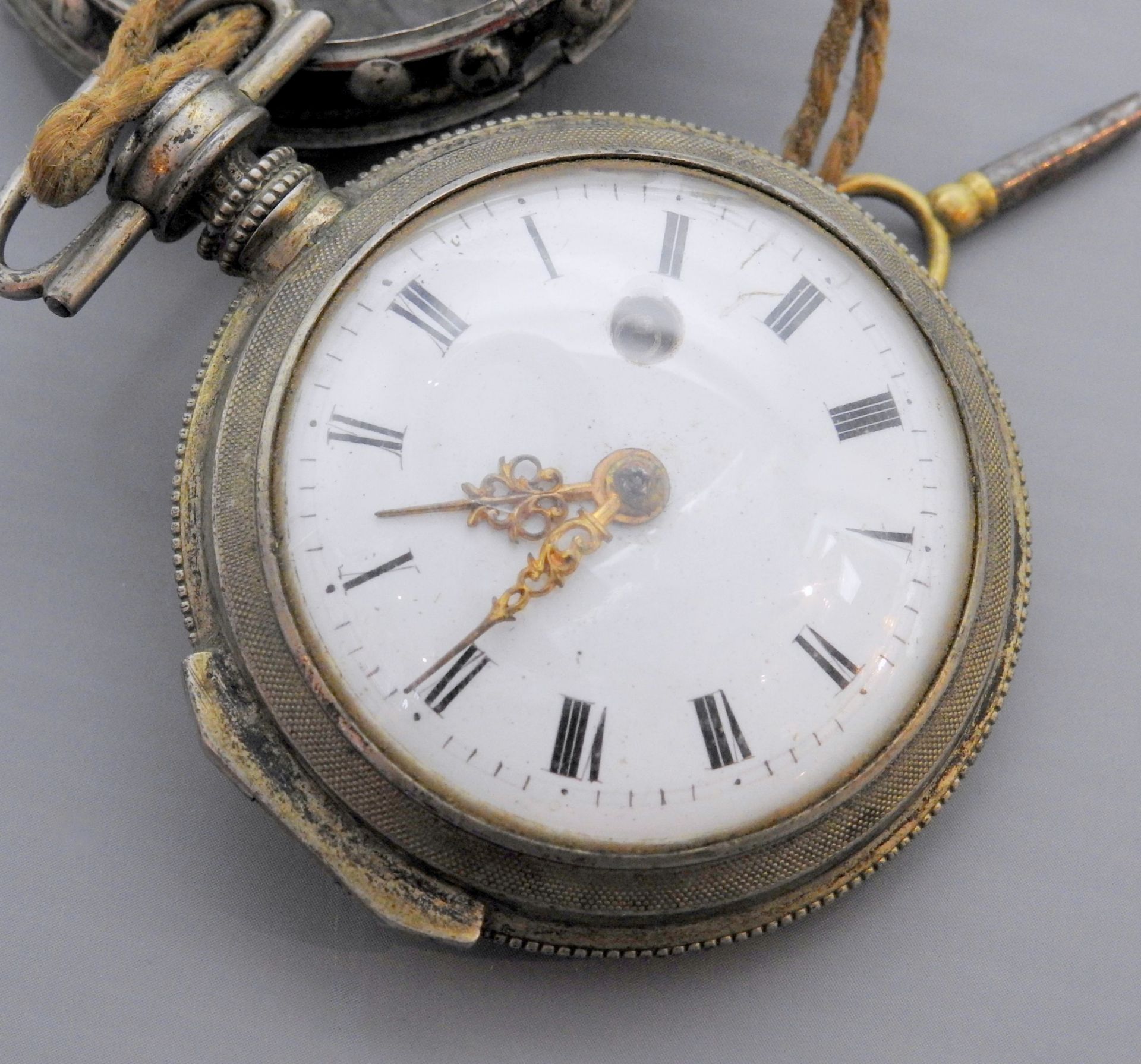 Vaucher, Spindeltaschenuhr Wohl Silber mit Metall- Repousseübergehäuse. Antike Spind - Image 9 of 9