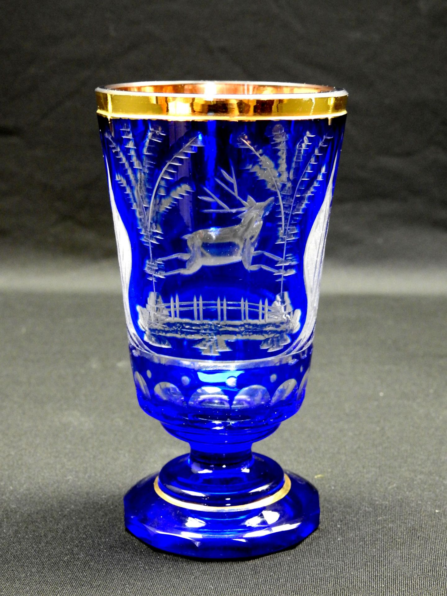 Sammlung von fünf Gläsern Klar- und kobaltblaues Glas, mit aufwendig geschliffenen D - Image 6 of 7