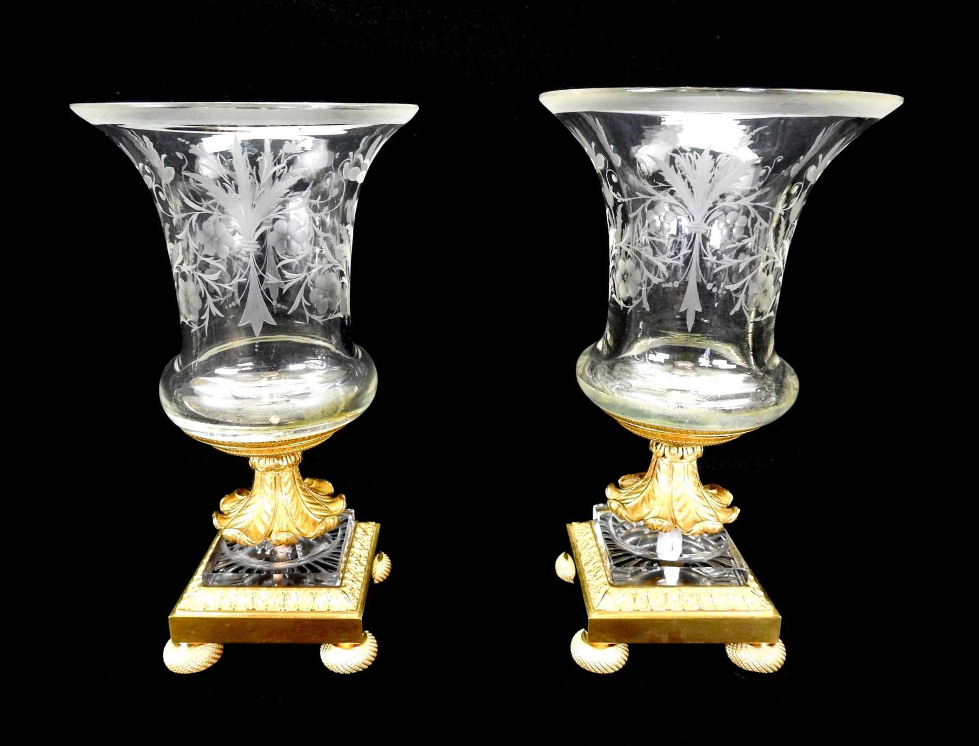 Elegantes Paar Kommodenziervasen Metall, feuervergoldet, mit Glasaufsatz. Das mit Blä