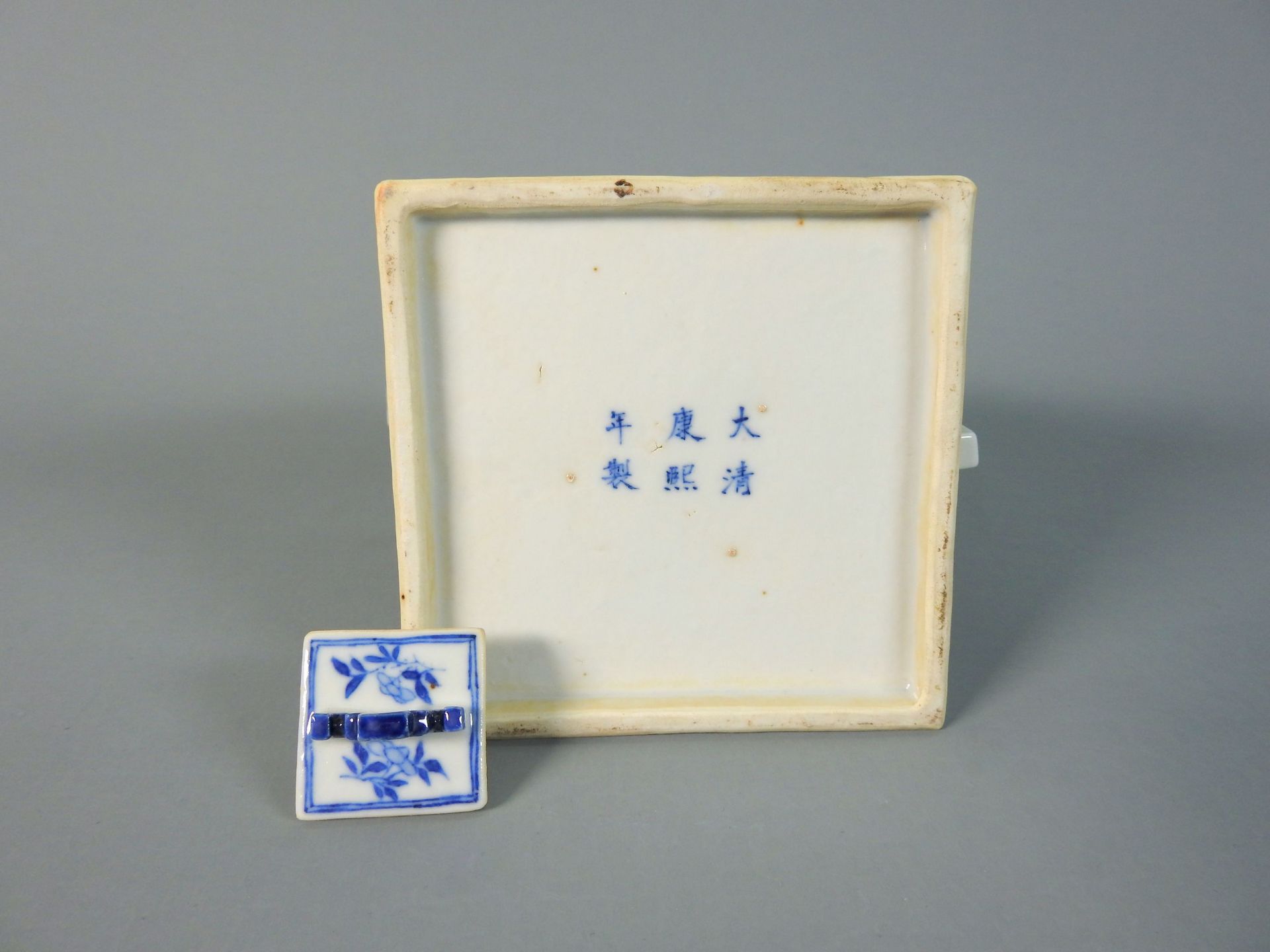Chinesische Teekanne Porzellan, am Boden mit unterglasurblauer Marke versehen. Figürl - Image 4 of 5