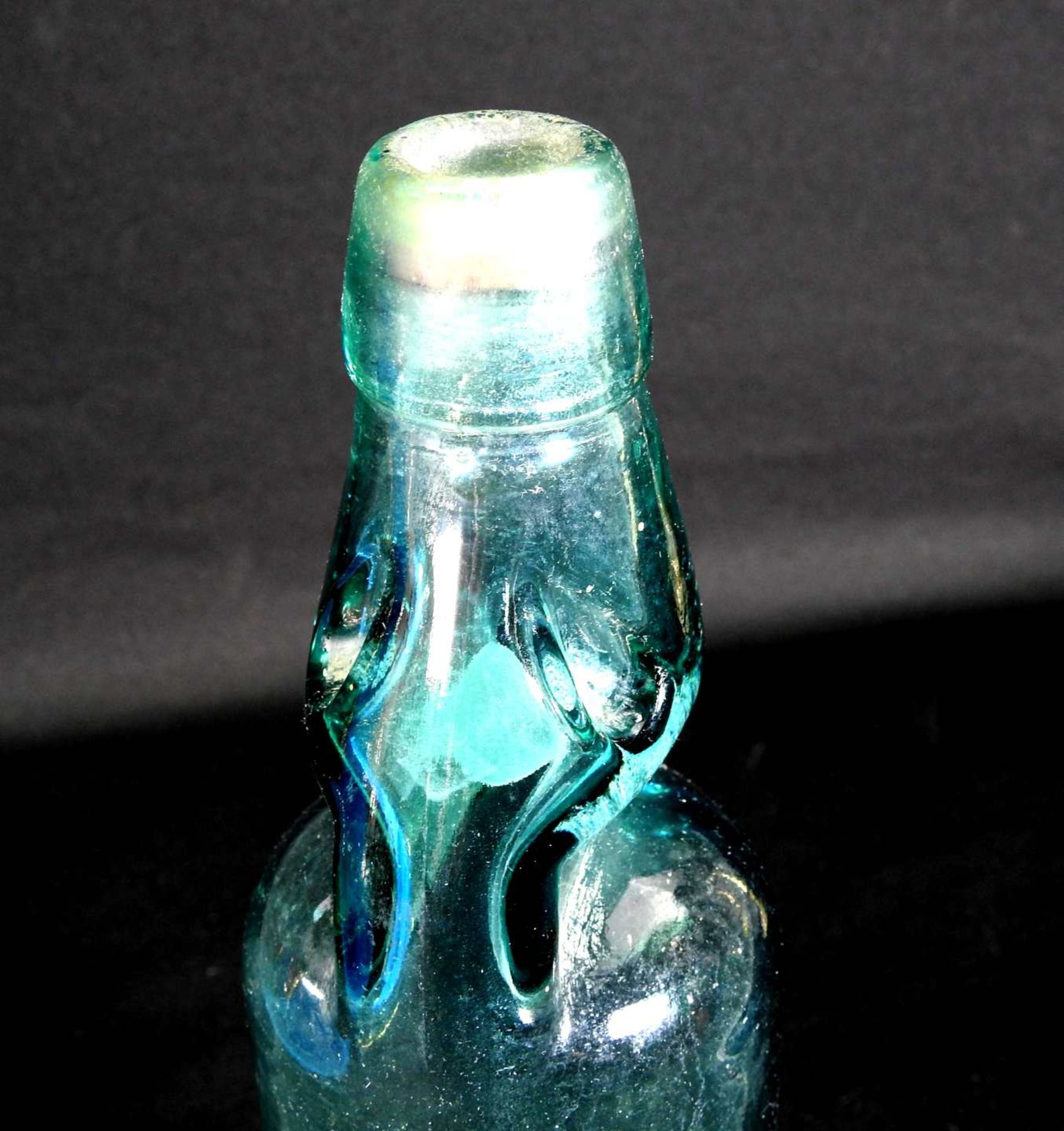 Konvolut von drei Flaschen Das Konvolut besteht aus 1 bauchigen Flasche aus Klarglas, - Image 3 of 9