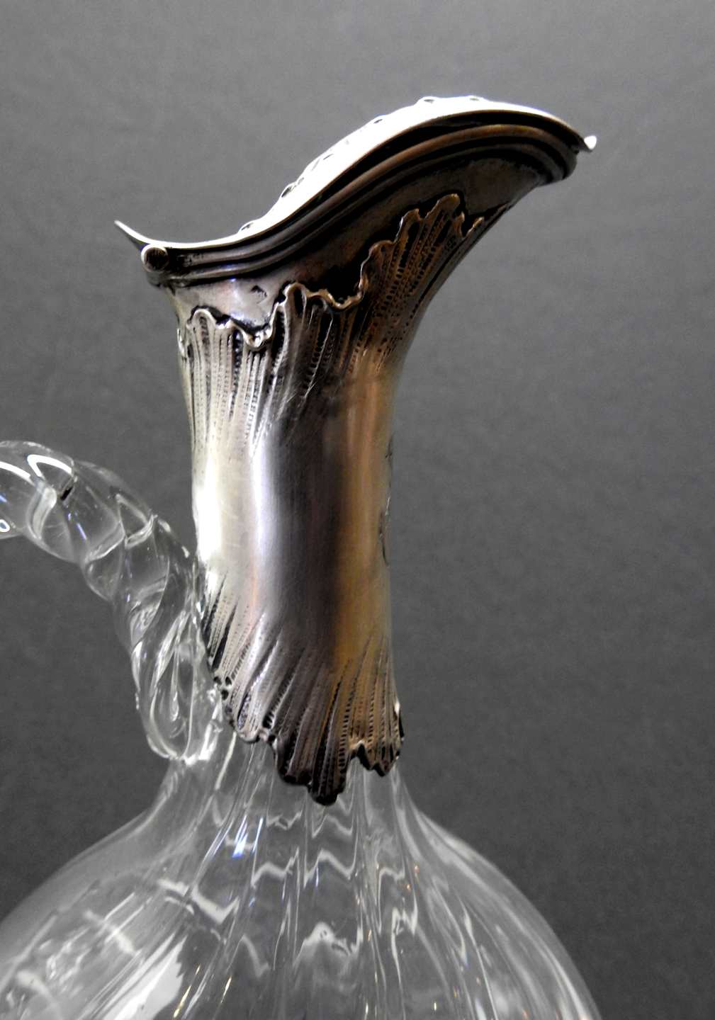 Schöne Karaffe Glas, Metall. Karaffe aus farblosem Glas. Korpus mit leicht gedrehtem - Image 3 of 8
