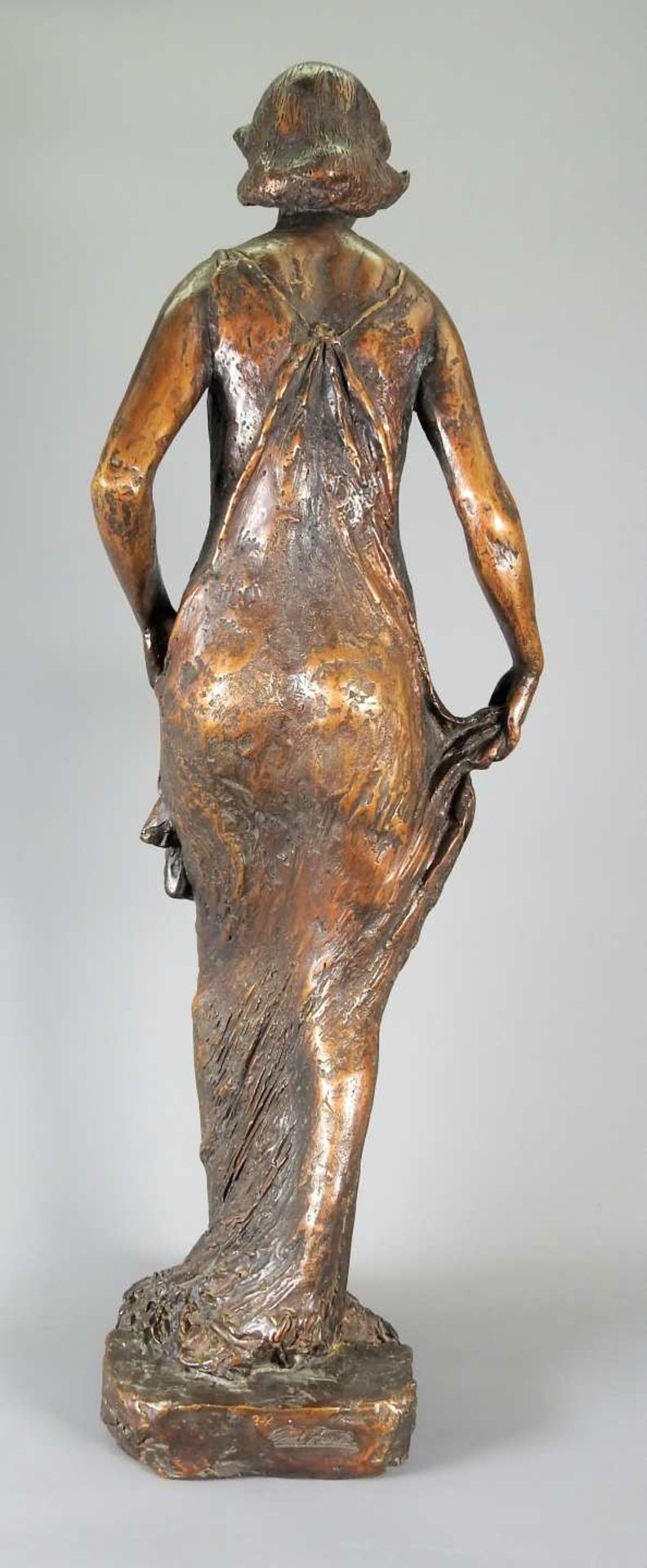 Kurt Arentz, 1934 Köln – 2014 München Bronze, goldbraun patiniert. Junge Frau in e - Image 4 of 7