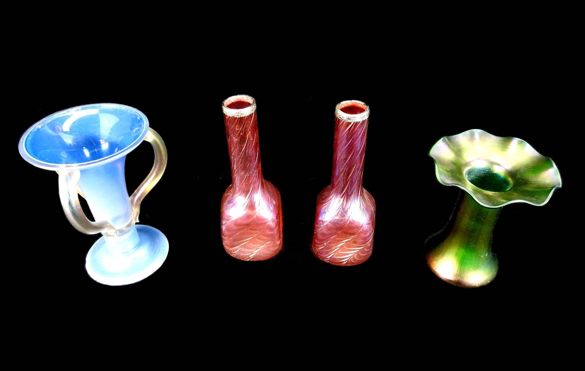 Konvolut von vier Jugendstil-Vasen Das Konvolut besteht aus 4 Vasen. Ein Paar irisiere - Image 2 of 8