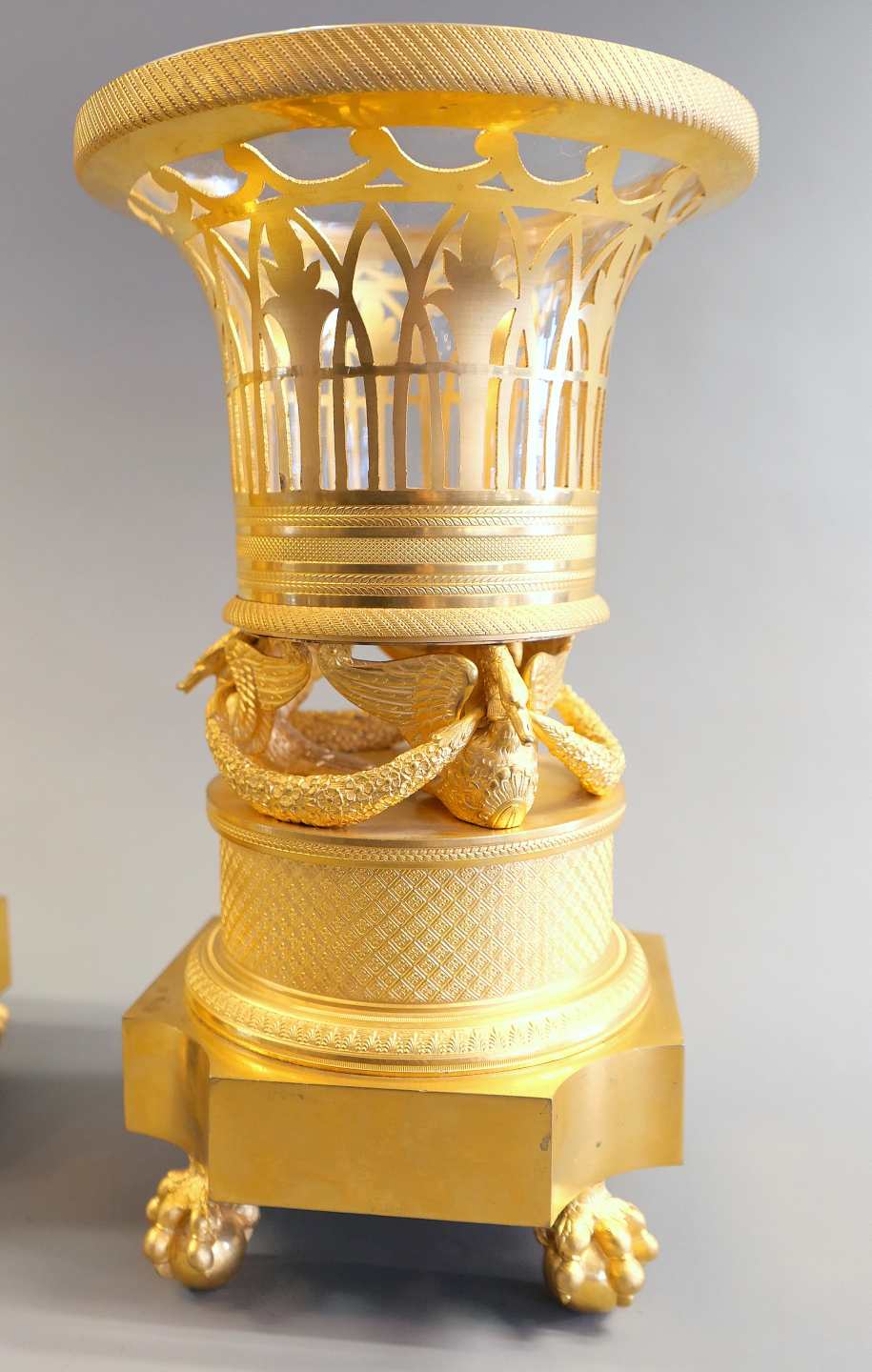 Außergewöhnliches Paar Zierschalen Metall, feuervergoldet, mit Glaseinsatz. Das aufw - Image 3 of 4
