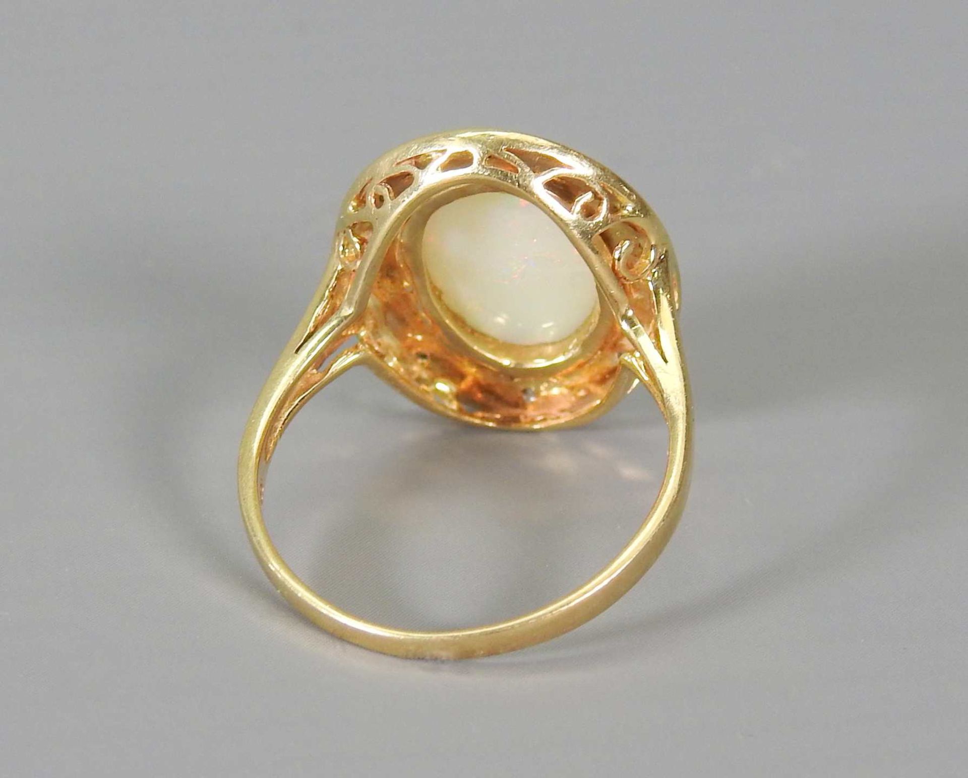 Edler Opalring 14 K Gold bicolor, gestempelt. Ring mit einem zentralen schillernden Op - Image 3 of 3