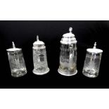 Sammlung von vier Glaskrügen Klarglas geschliffen, mit aufwendig gearbeiteten Zinnknäufen und -