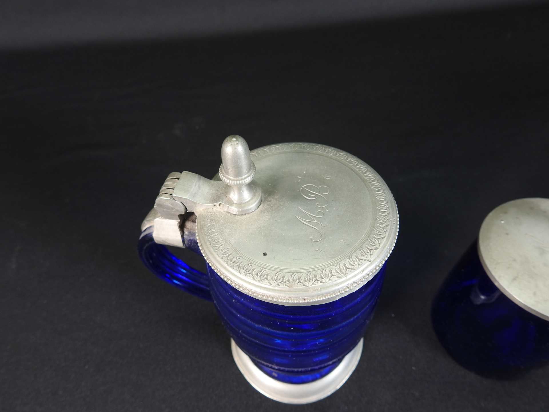 Sammlung von fünf Glaskrügen Klares und kobaltblaues Glas, mit aufwendig gearbeitete - Image 9 of 13