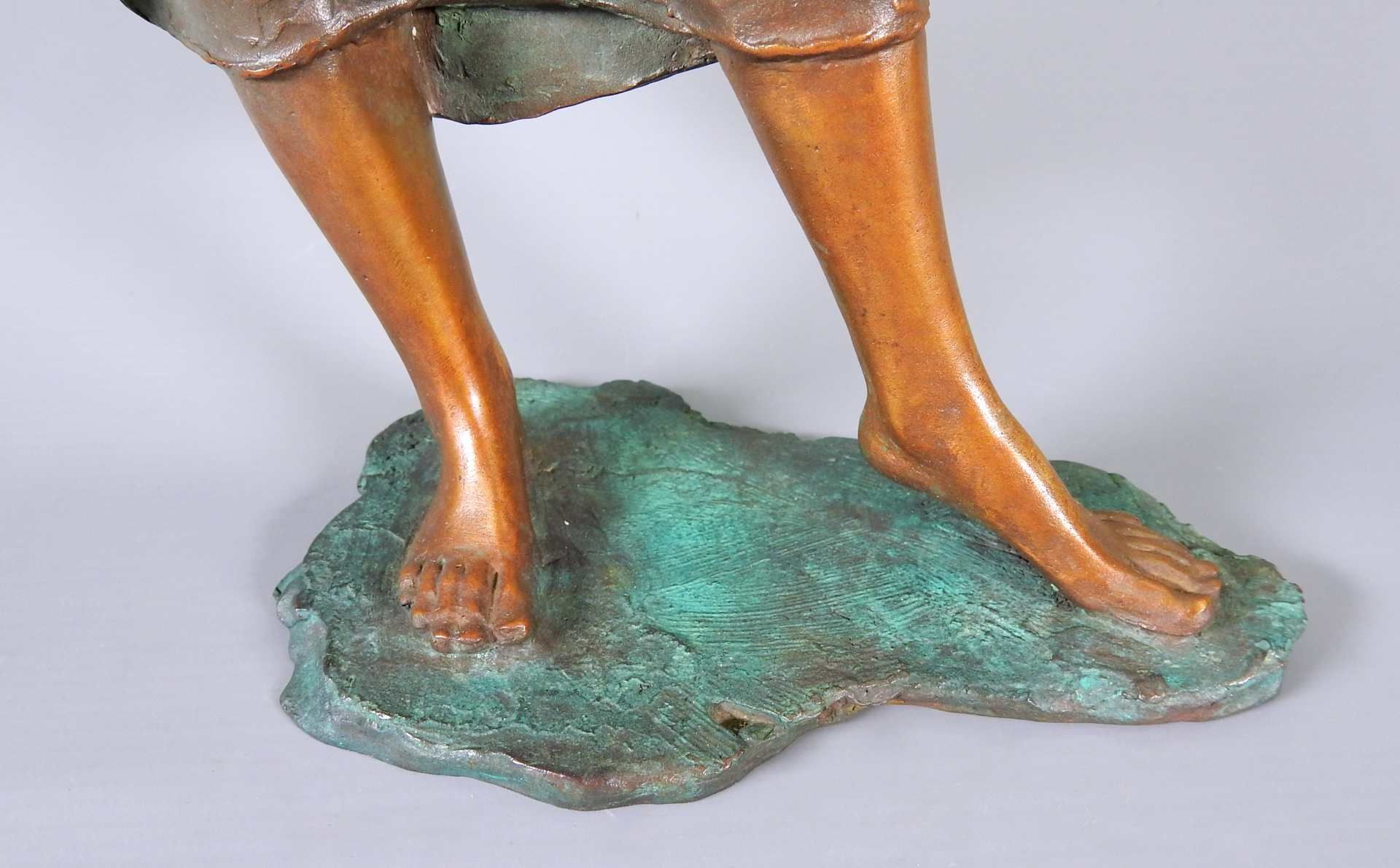 Bronze einer eleganten Dame Bronze, braun und grün patiniert. Eine Dame in einem sie - Image 6 of 6