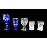 Sammlung von fünf Gläsern Klar- und kobaltblaues Glas, mit aufwendig geschliffenen D
