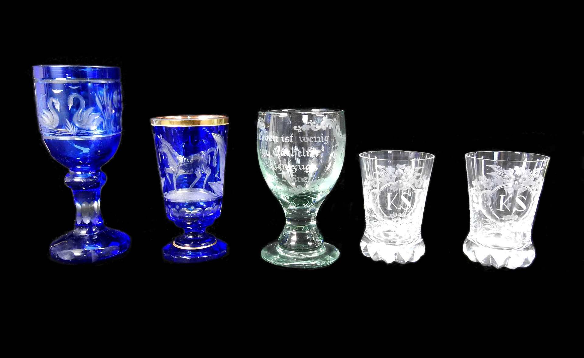 Sammlung von fünf Gläsern Klar- und kobaltblaues Glas, mit aufwendig geschliffenen D