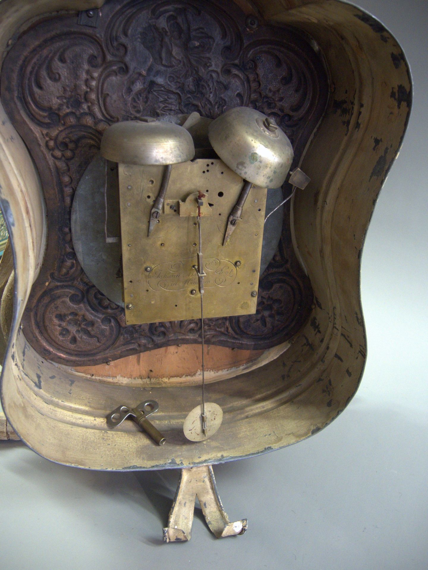 Prächtige Münchner Kommodenuhr Metallgehäuse mit Holzrand. Messinguhrwerk mit Pende - Bild 10 aus 11