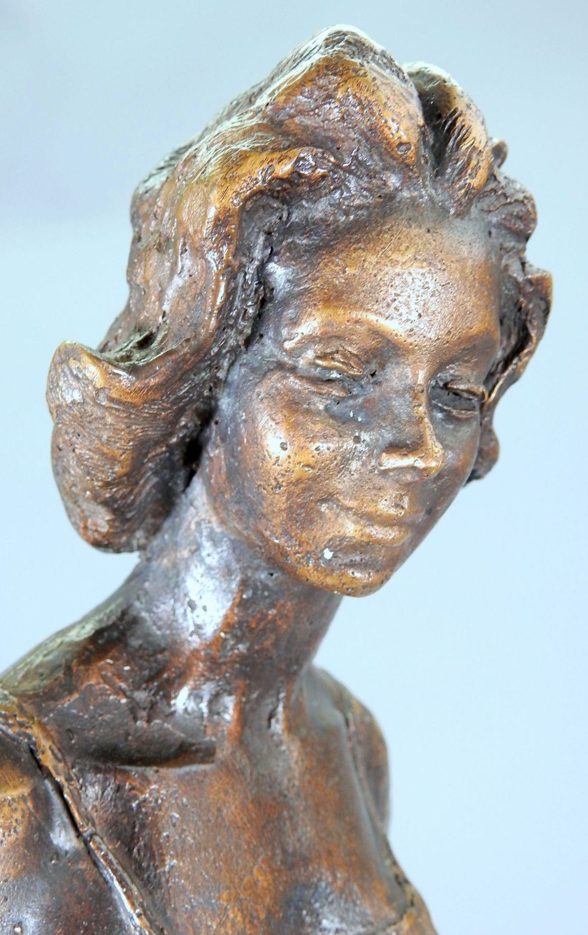 Kurt Arentz, 1934 Köln – 2014 München Bronze, goldbraun patiniert. Junge Frau in e - Image 7 of 7