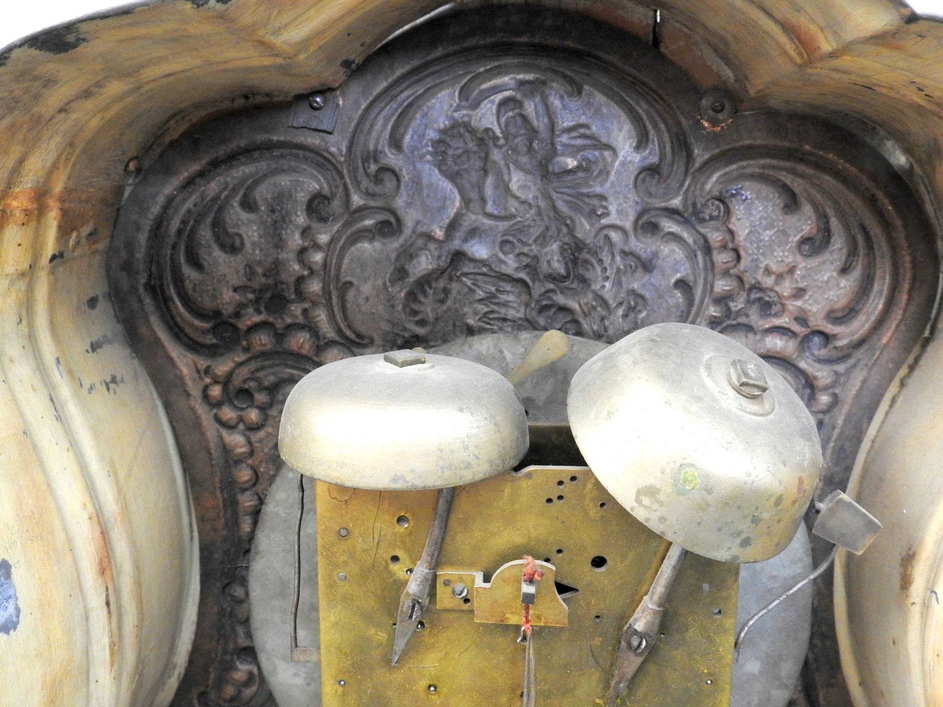 Prächtige Münchner Kommodenuhr Metallgehäuse mit Holzrand. Messinguhrwerk mit Pende - Bild 3 aus 11
