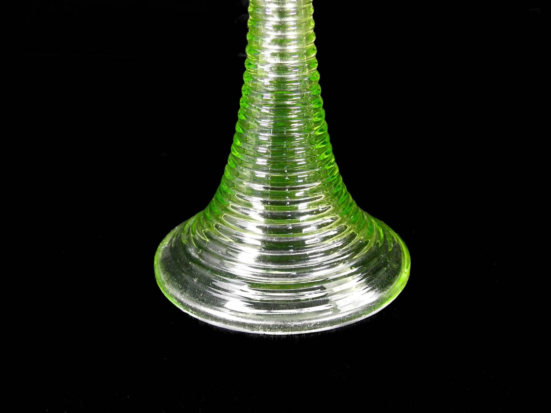 Herrschaftliche Weinrömer Hellgrünes Glas mit trompetenförmigen quergerippten Hohls - Image 3 of 4