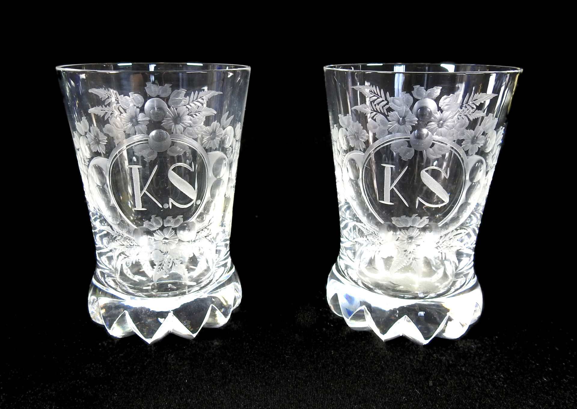 Sammlung von fünf Gläsern Klar- und kobaltblaues Glas, mit aufwendig geschliffenen D - Image 3 of 7