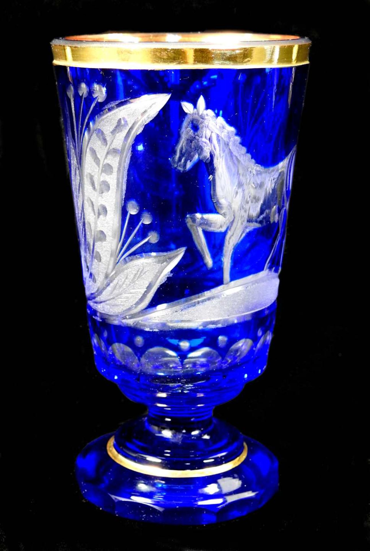 Sammlung von fünf Gläsern Klar- und kobaltblaues Glas, mit aufwendig geschliffenen D - Image 5 of 7