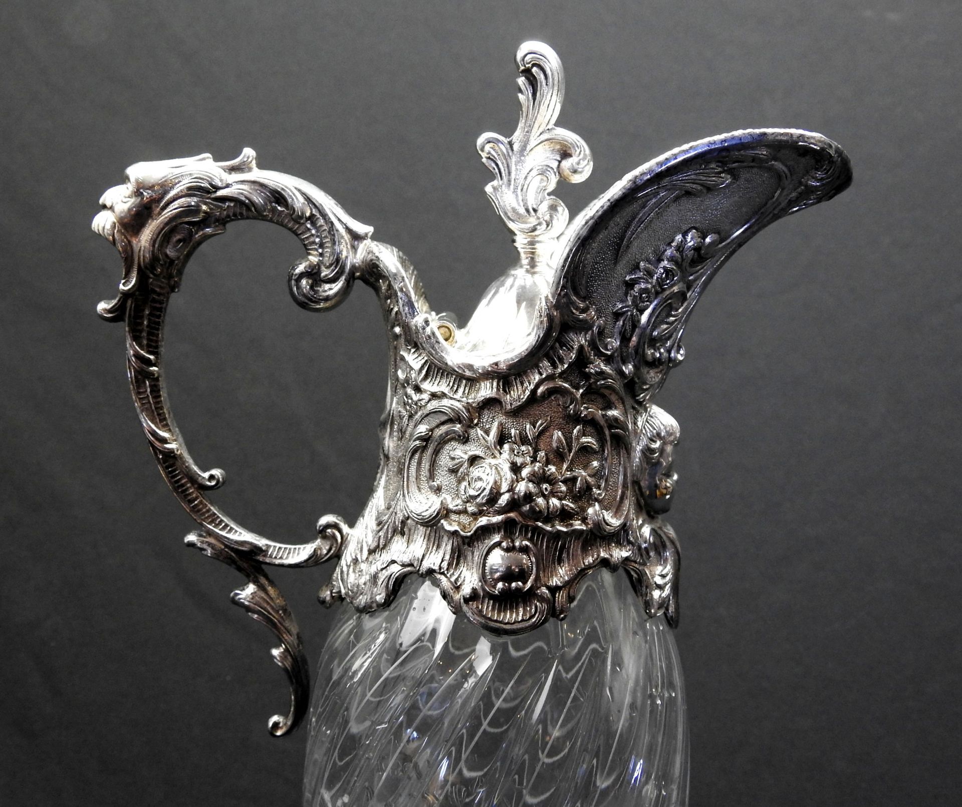 Geschwungene Glaskaraffe Glas, farblos mit leicht gedrehtem Schliffdekor. Silbermontur - Image 8 of 13