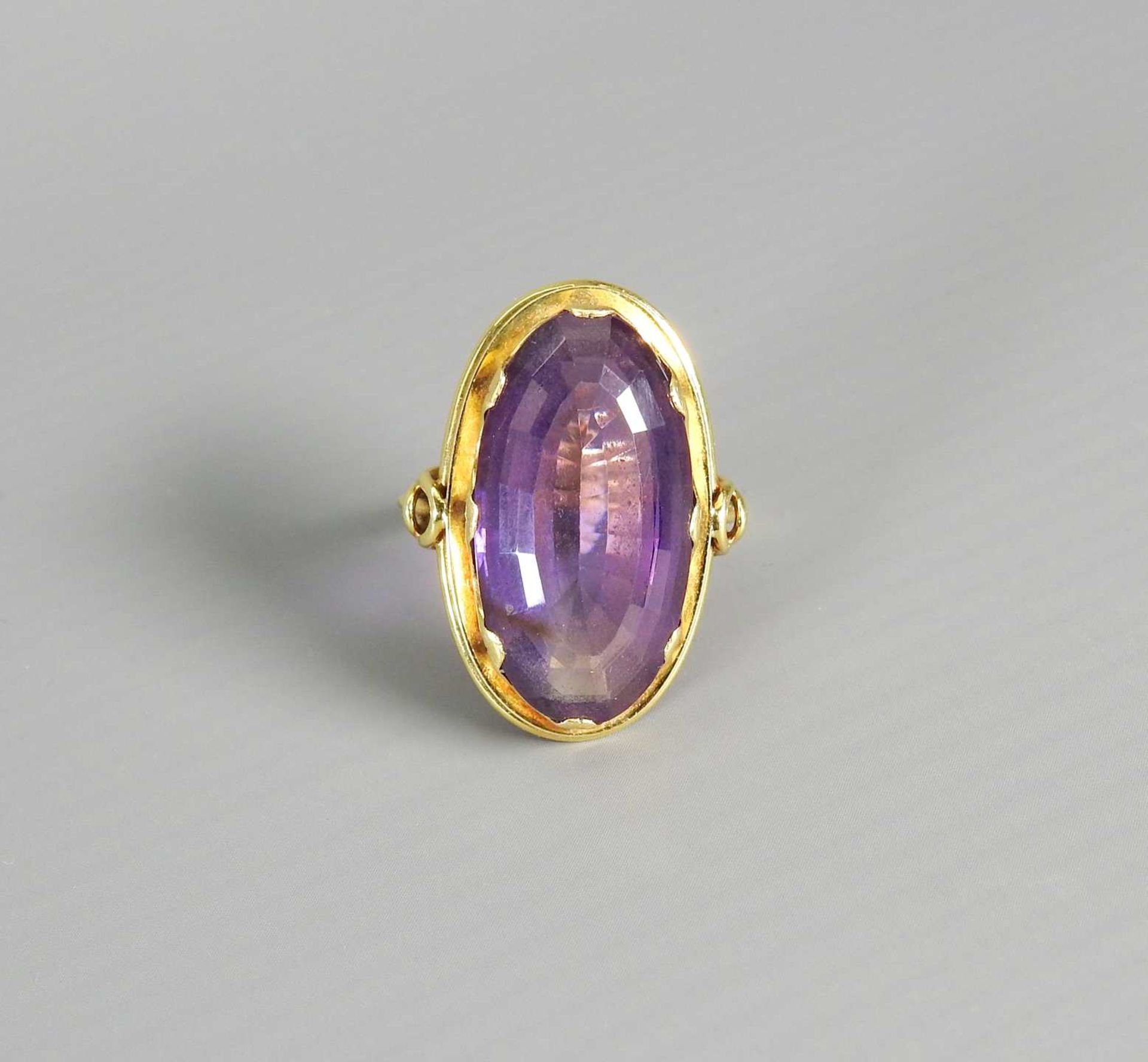 Imposanter Amethystenring 14 K Gold, gestempelt. Juwelier Punze „HH“. Massiver Dam - Image 2 of 5