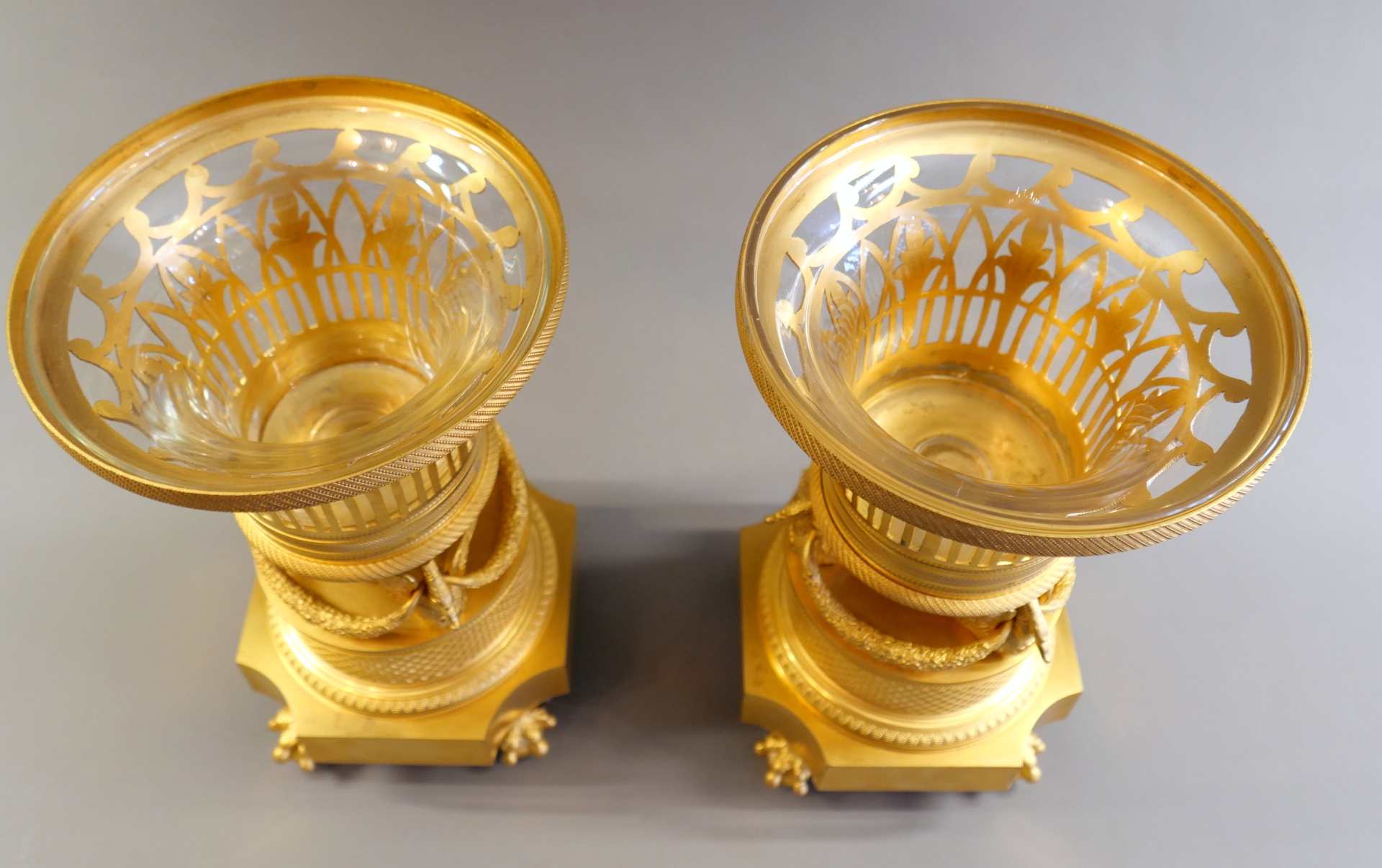 Außergewöhnliches Paar Zierschalen Metall, feuervergoldet, mit Glaseinsatz. Das aufw - Image 4 of 4