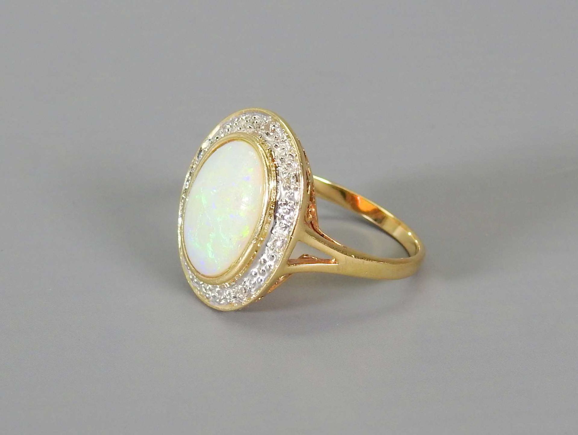 Edler Opalring 14 K Gold bicolor, gestempelt. Ring mit einem zentralen schillernden Op