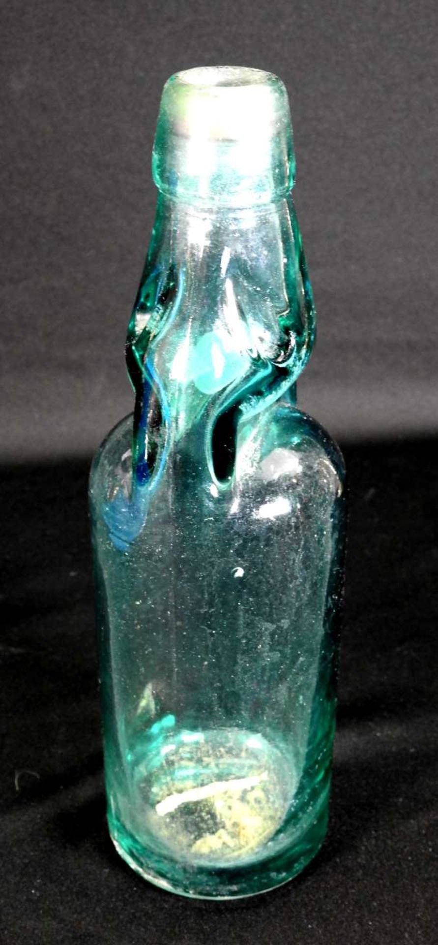 Konvolut von drei Flaschen Das Konvolut besteht aus 1 bauchigen Flasche aus Klarglas, - Image 2 of 9