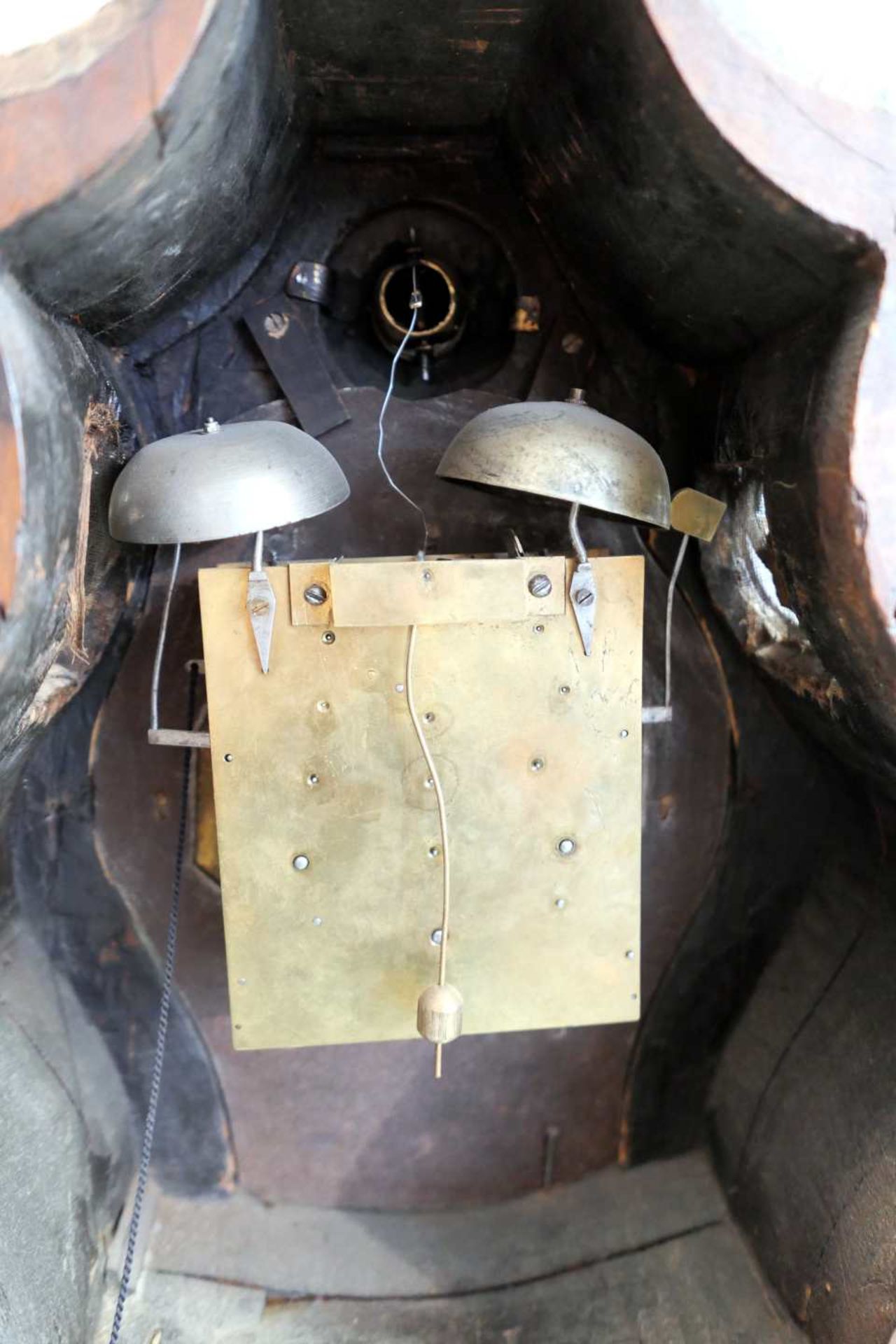 Augenwender Aufsatzuhr Messinguhrwerk, Schlag auf 2 Glocken. Im unteren Teil tailliert - Bild 5 aus 5